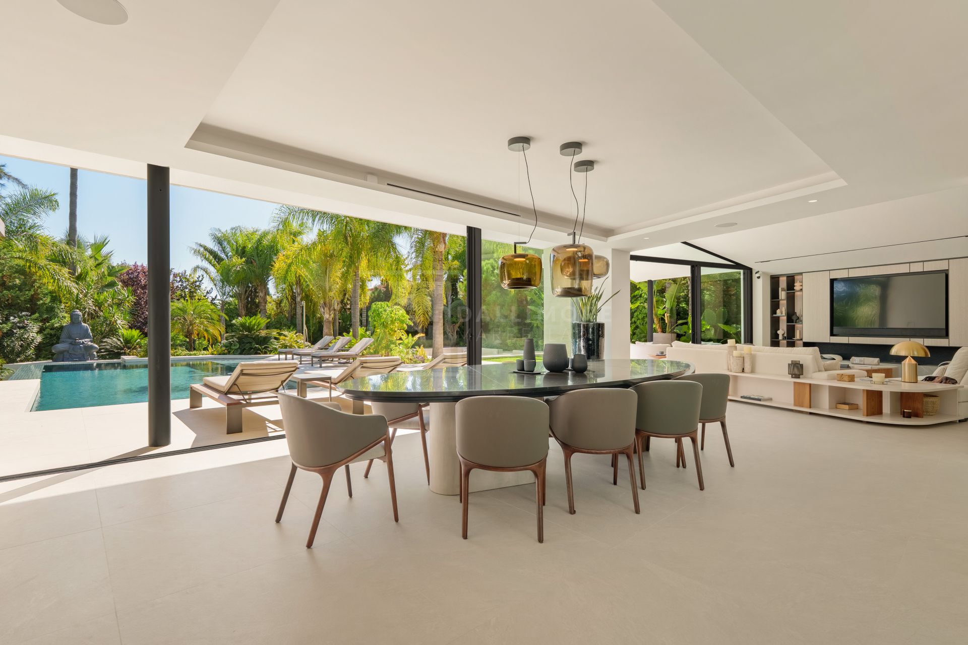 MARBELLA EAST CONTEMPORARY VILLA WITH INFINITY POOL AND SEAMLESS INDOOR–OUTDOOR LIVING