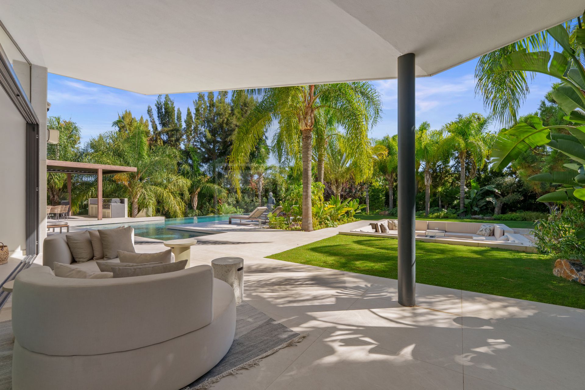 MARBELLA EAST CONTEMPORARY VILLA WITH INFINITY POOL AND SEAMLESS INDOOR–OUTDOOR LIVING