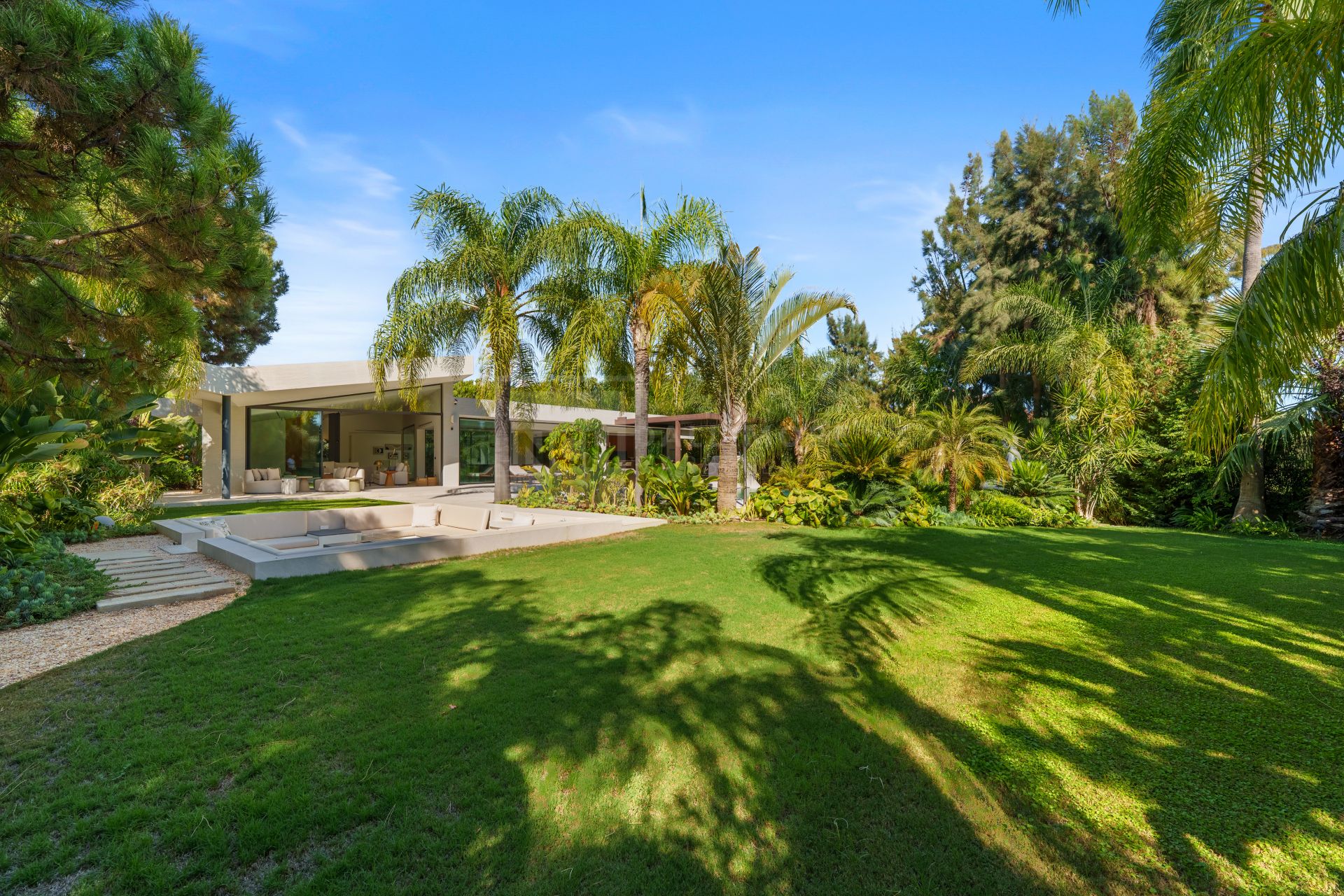 MARBELLA EAST CONTEMPORARY VILLA WITH INFINITY POOL AND SEAMLESS INDOOR–OUTDOOR LIVING