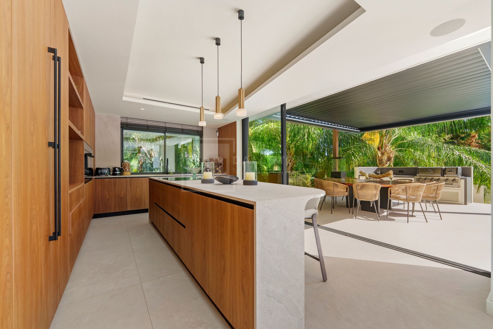 MARBELLA EAST CONTEMPORARY VILLA WITH INFINITY POOL AND SEAMLESS INDOOR–OUTDOOR LIVING