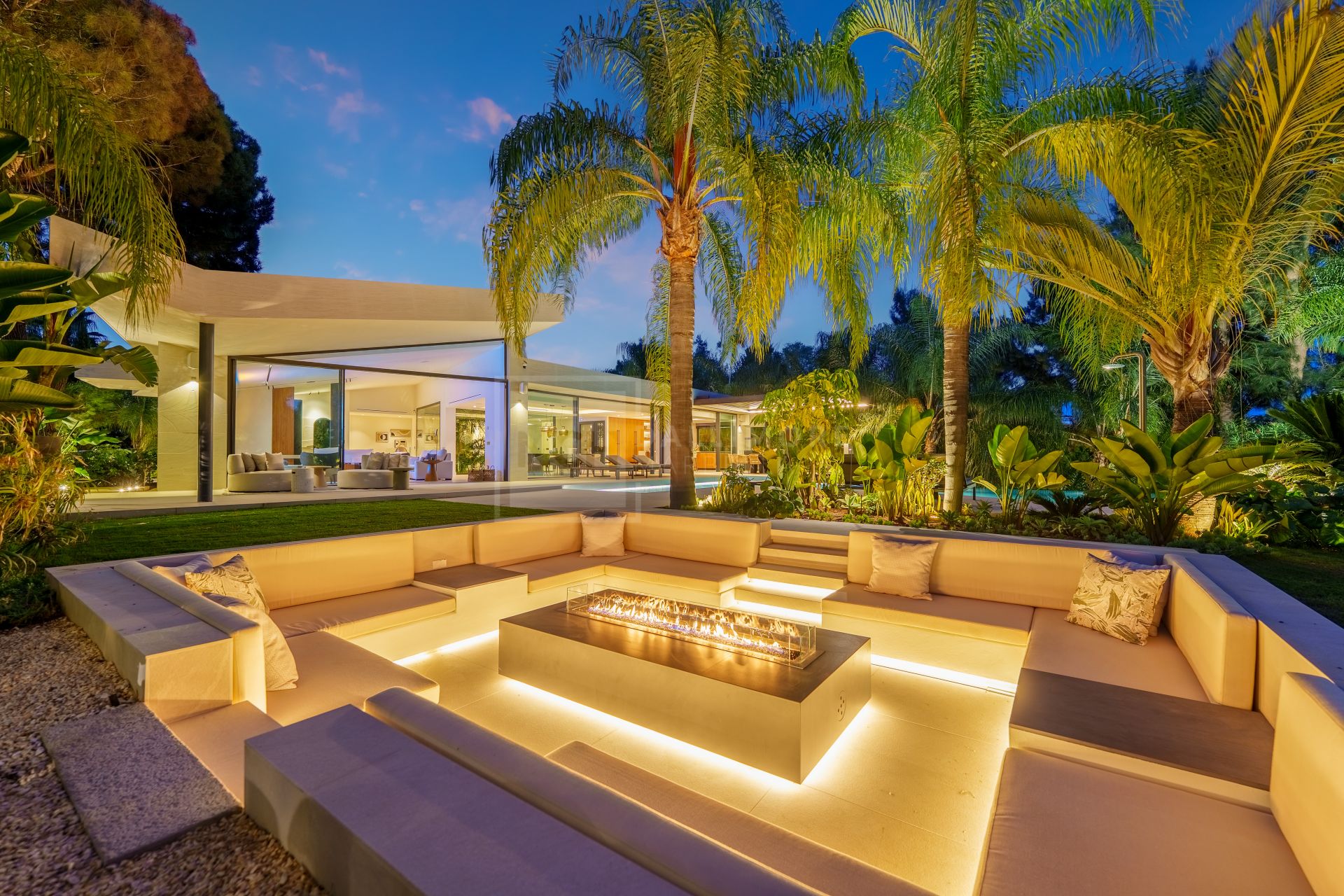 MARBELLA EAST CONTEMPORARY VILLA WITH INFINITY POOL AND SEAMLESS INDOOR–OUTDOOR LIVING