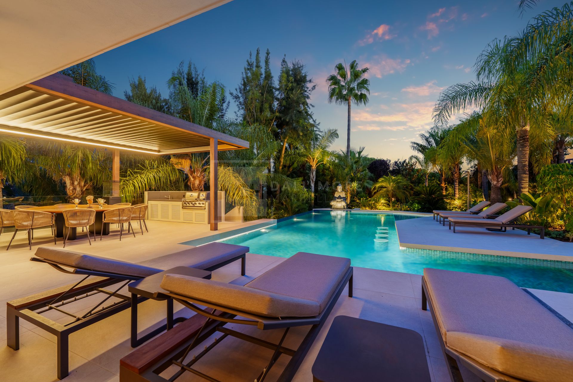 MARBELLA EAST CONTEMPORARY VILLA WITH INFINITY POOL AND SEAMLESS INDOOR–OUTDOOR LIVING