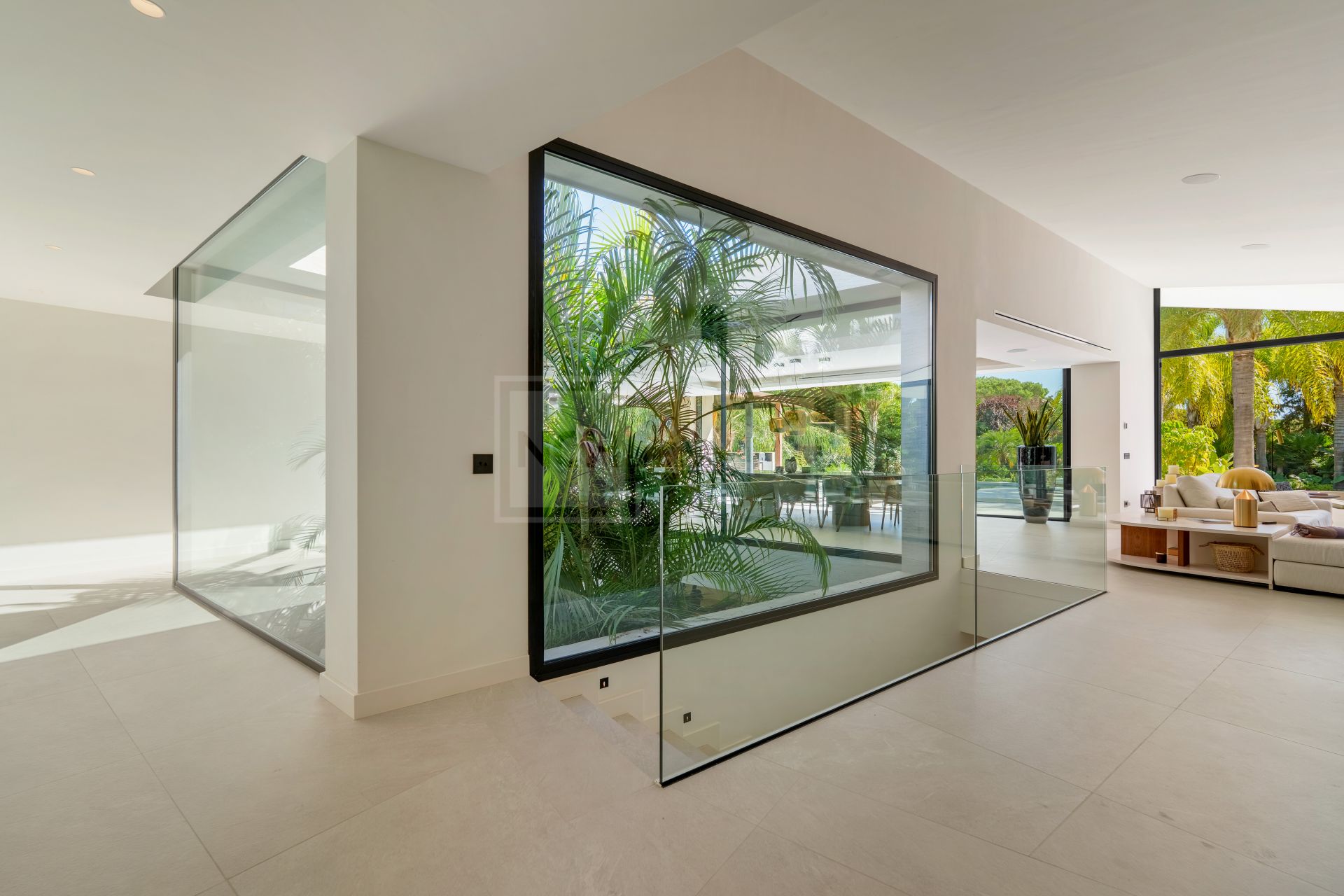 MARBELLA EAST CONTEMPORARY VILLA WITH INFINITY POOL AND SEAMLESS INDOOR–OUTDOOR LIVING