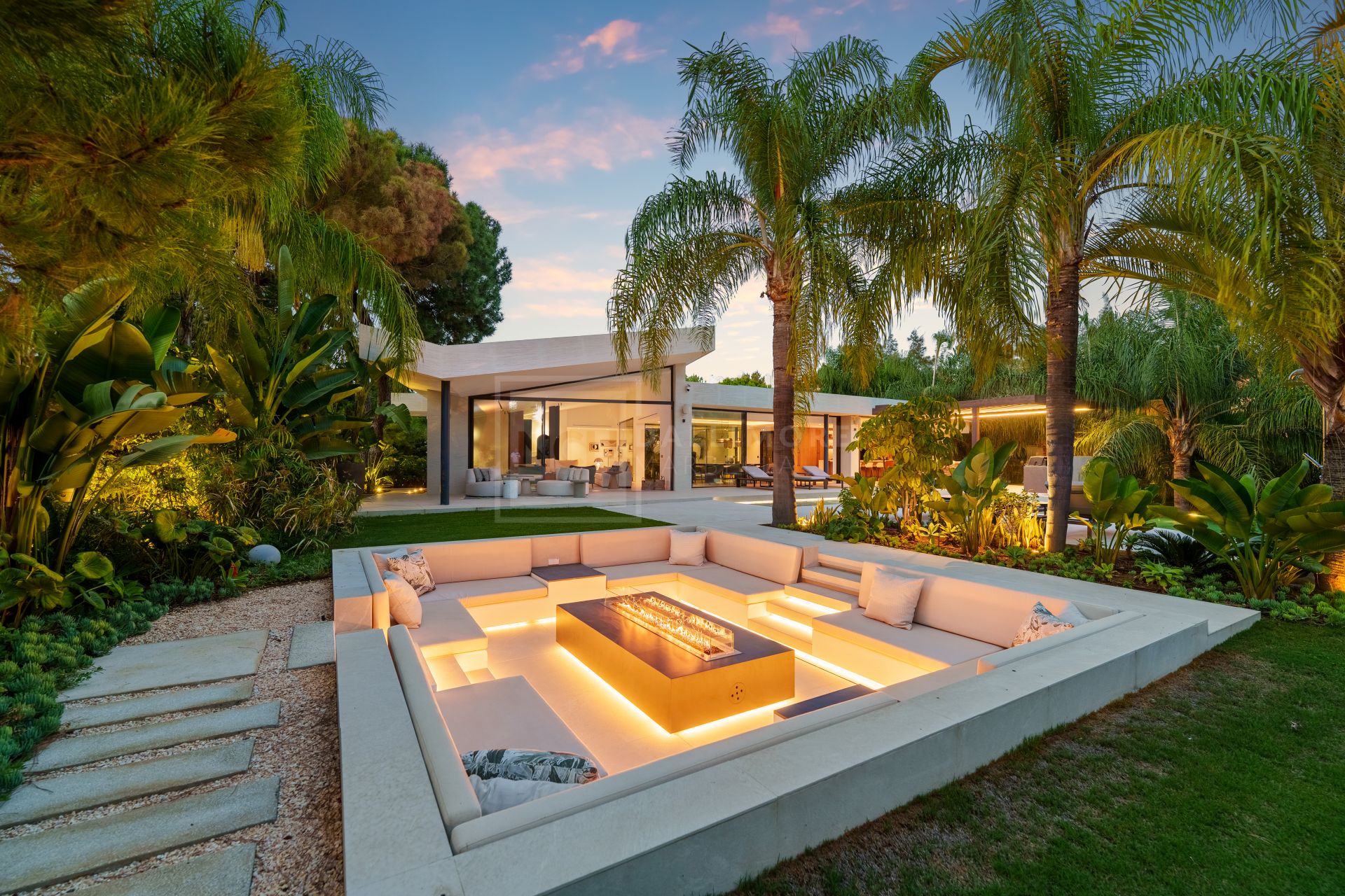MARBELLA EAST CONTEMPORARY VILLA WITH INFINITY POOL AND SEAMLESS INDOOR–OUTDOOR LIVING