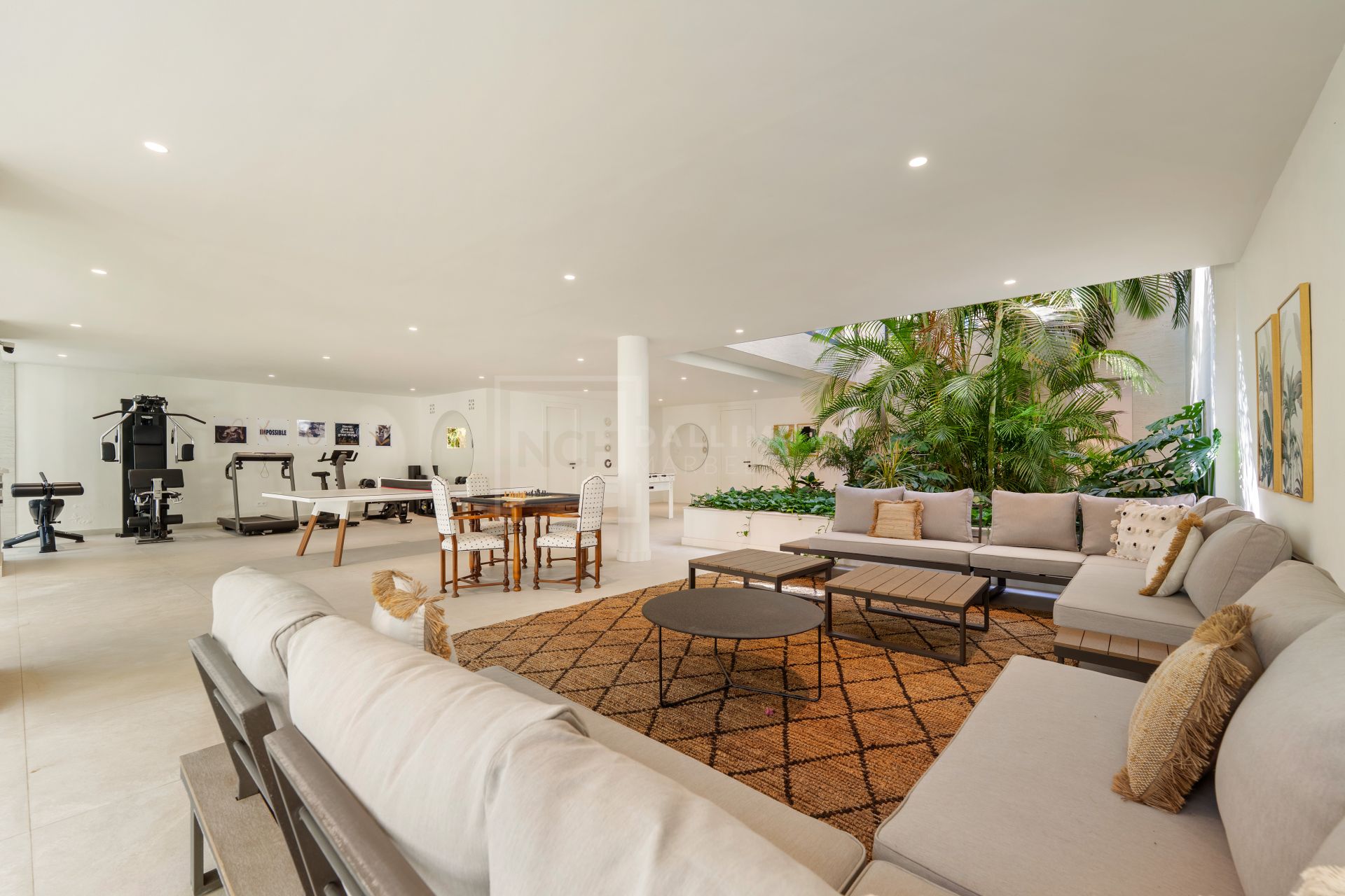 MARBELLA EAST CONTEMPORARY VILLA WITH INFINITY POOL AND SEAMLESS INDOOR–OUTDOOR LIVING