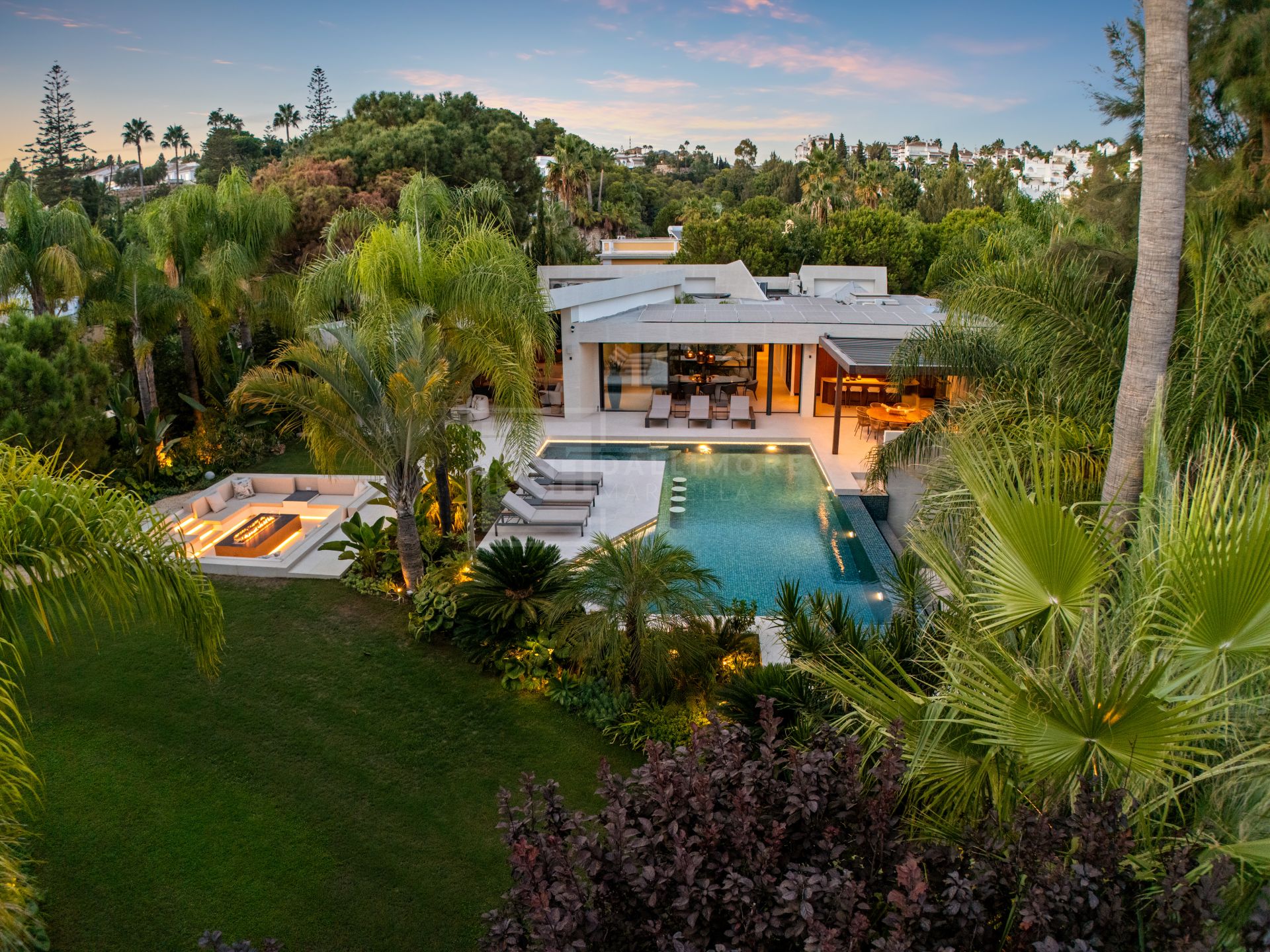 MARBELLA EAST CONTEMPORARY VILLA WITH INFINITY POOL AND SEAMLESS INDOOR–OUTDOOR LIVING