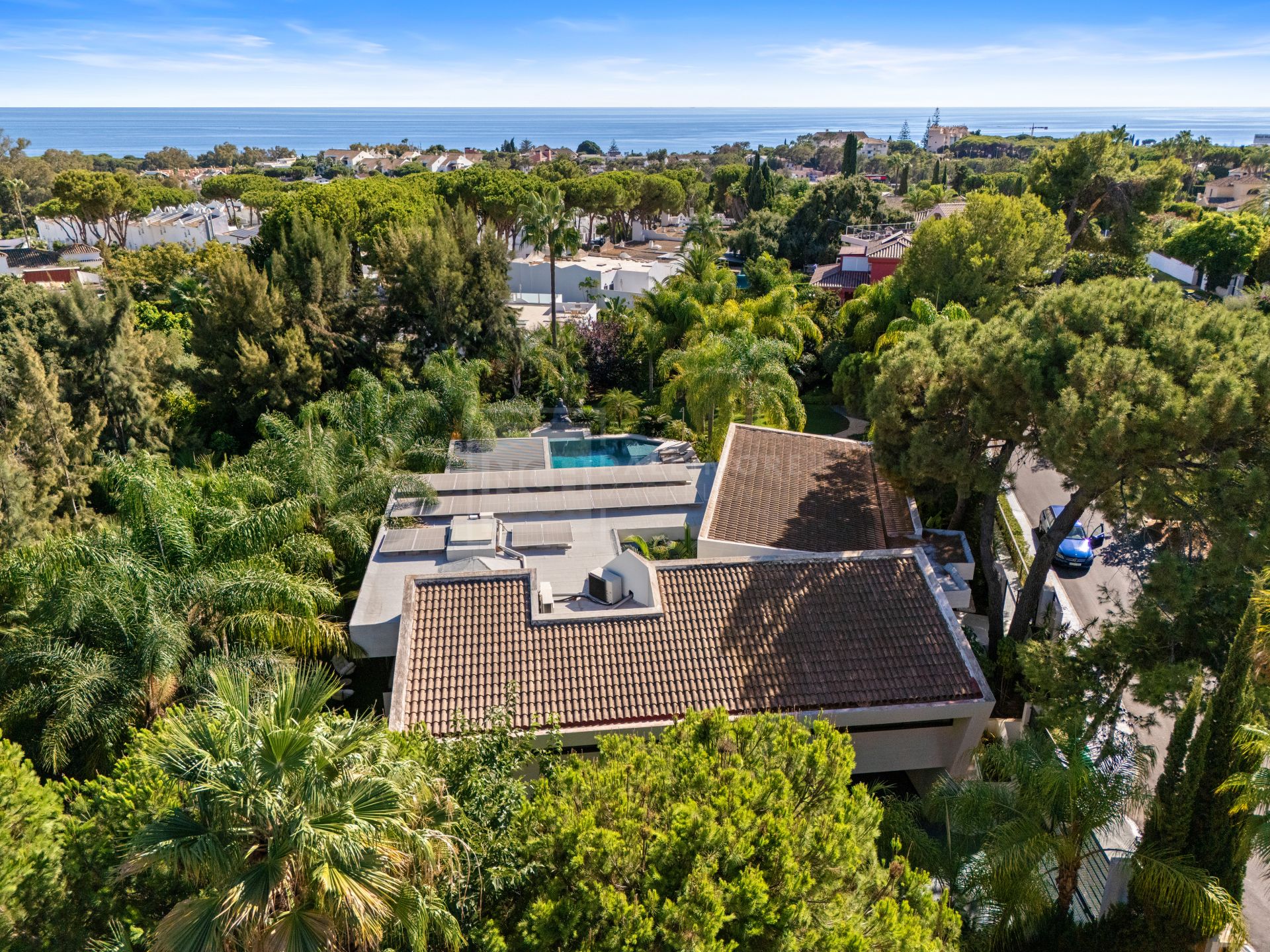 MARBELLA EAST CONTEMPORARY VILLA WITH INFINITY POOL AND SEAMLESS INDOOR–OUTDOOR LIVING