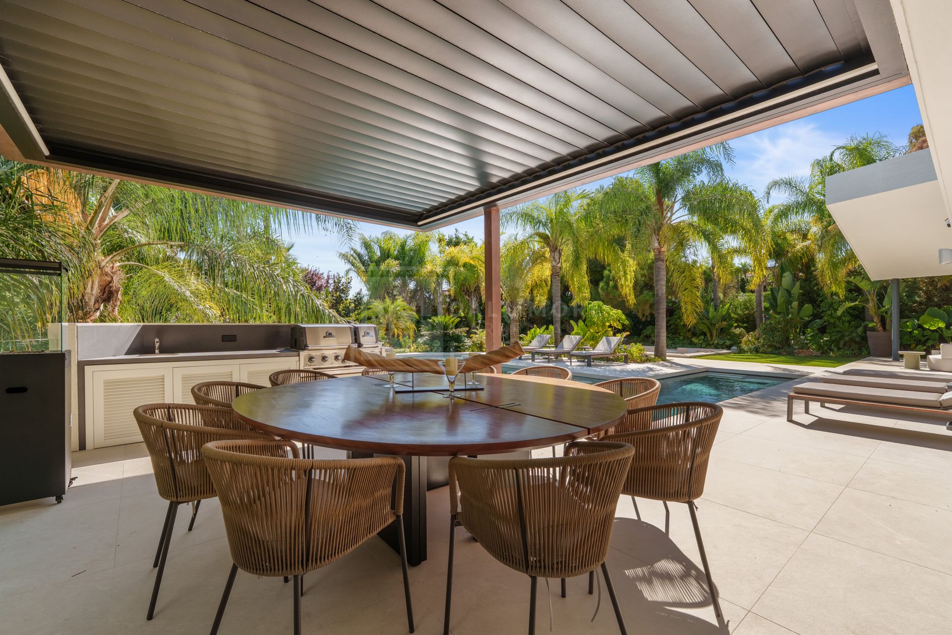 MARBELLA EAST CONTEMPORARY VILLA WITH INFINITY POOL AND SEAMLESS INDOOR–OUTDOOR LIVING