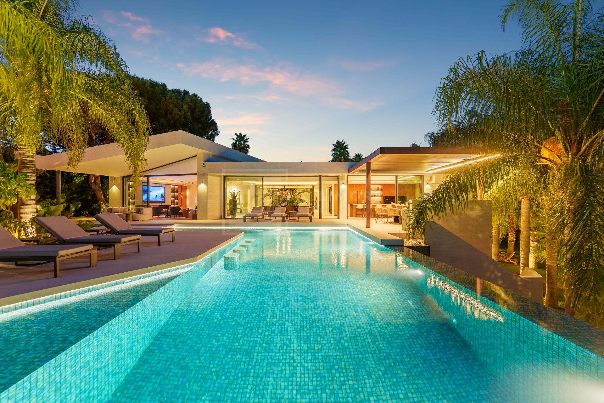 MARBELLA EAST CONTEMPORARY VILLA WITH INFINITY POOL AND SEAMLESS INDOOR–OUTDOOR LIVING