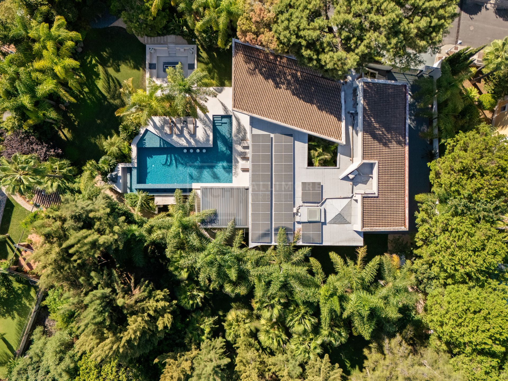 MARBELLA EAST CONTEMPORARY VILLA WITH INFINITY POOL AND SEAMLESS INDOOR–OUTDOOR LIVING