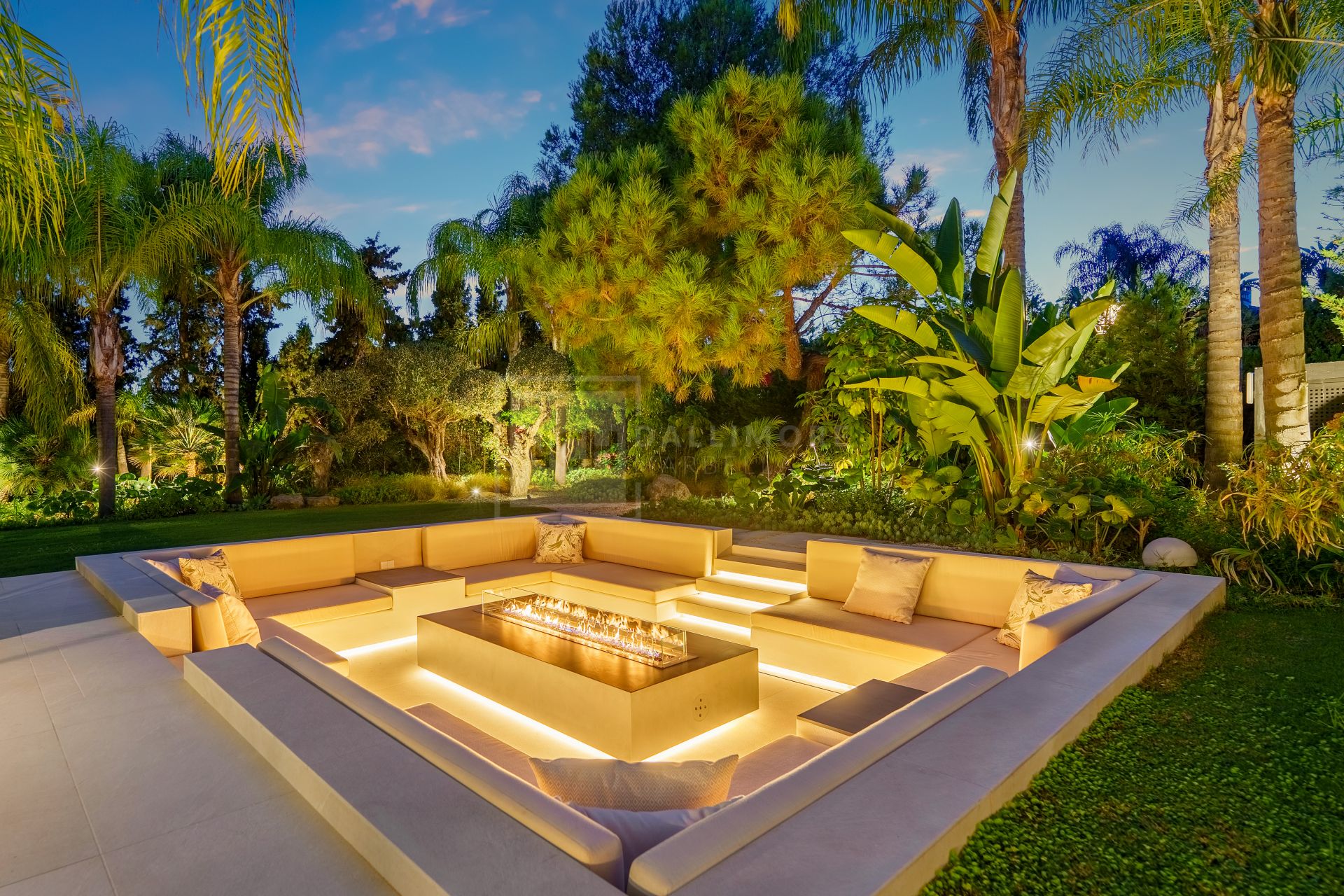 MARBELLA EAST CONTEMPORARY VILLA WITH INFINITY POOL AND SEAMLESS INDOOR–OUTDOOR LIVING
