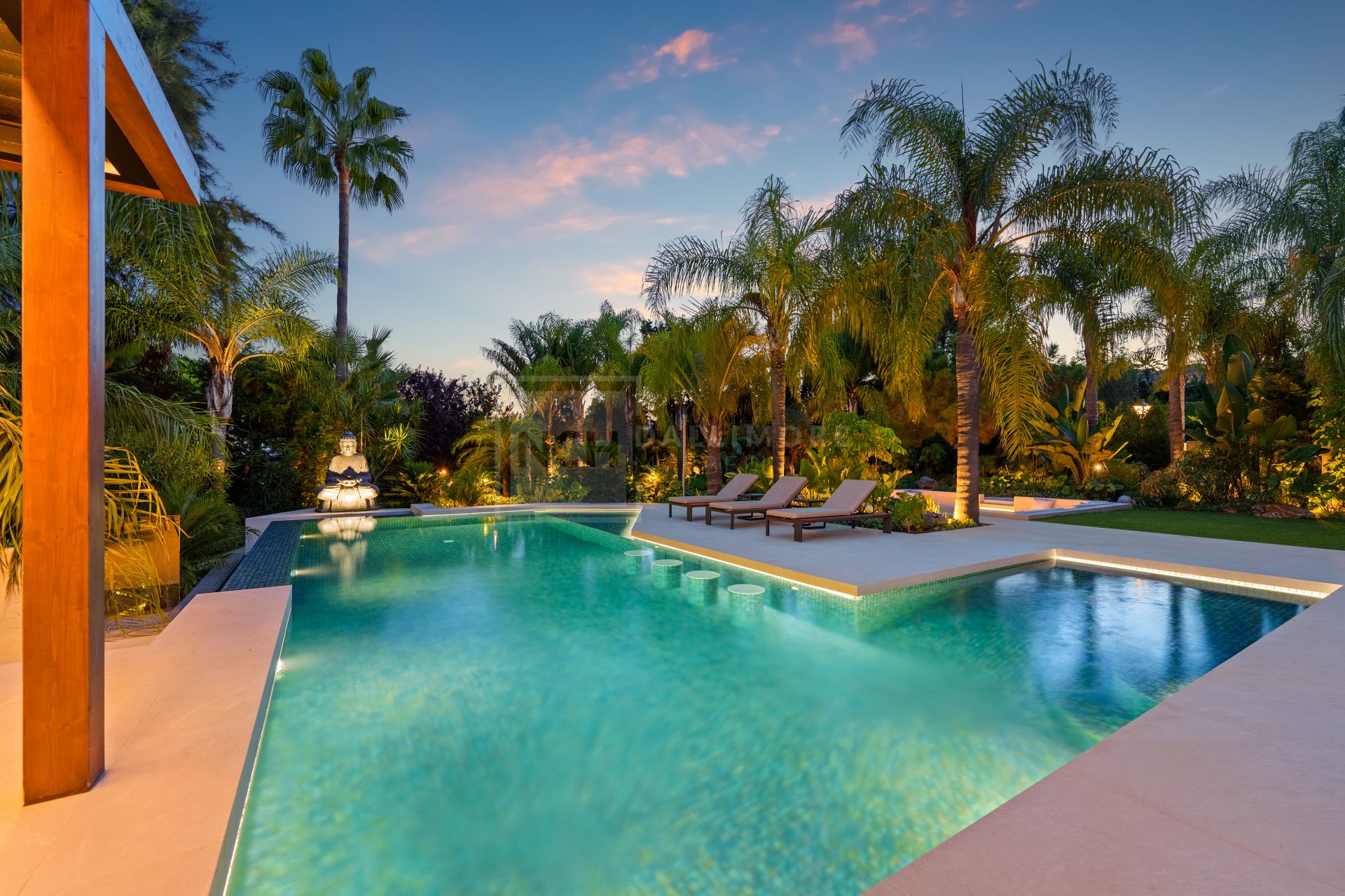 MARBELLA EAST CONTEMPORARY VILLA WITH INFINITY POOL AND SEAMLESS INDOOR–OUTDOOR LIVING