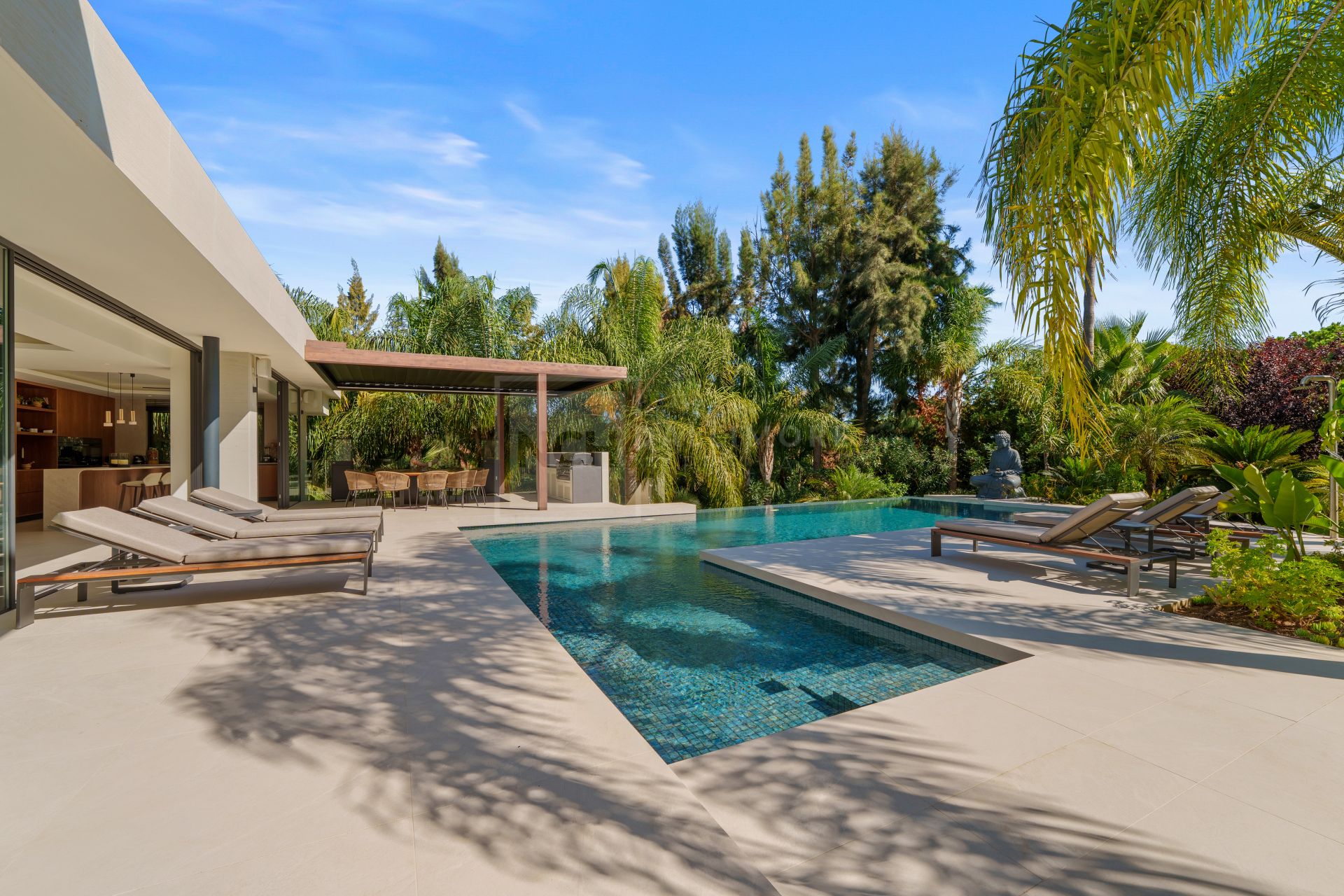 MARBELLA EAST CONTEMPORARY VILLA WITH INFINITY POOL AND SEAMLESS INDOOR–OUTDOOR LIVING