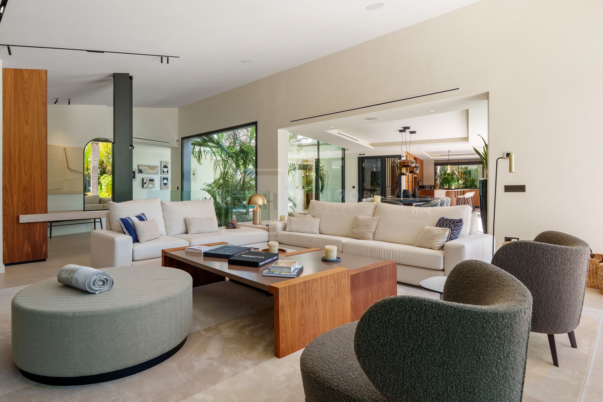 MARBELLA EAST CONTEMPORARY VILLA WITH INFINITY POOL AND SEAMLESS INDOOR–OUTDOOR LIVING