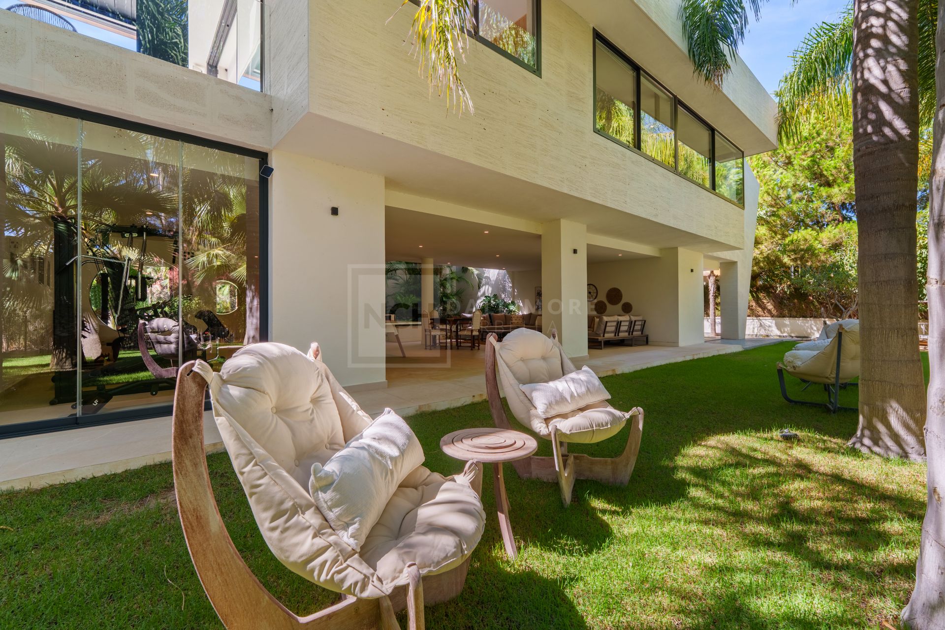 MARBELLA EAST CONTEMPORARY VILLA WITH INFINITY POOL AND SEAMLESS INDOOR–OUTDOOR LIVING