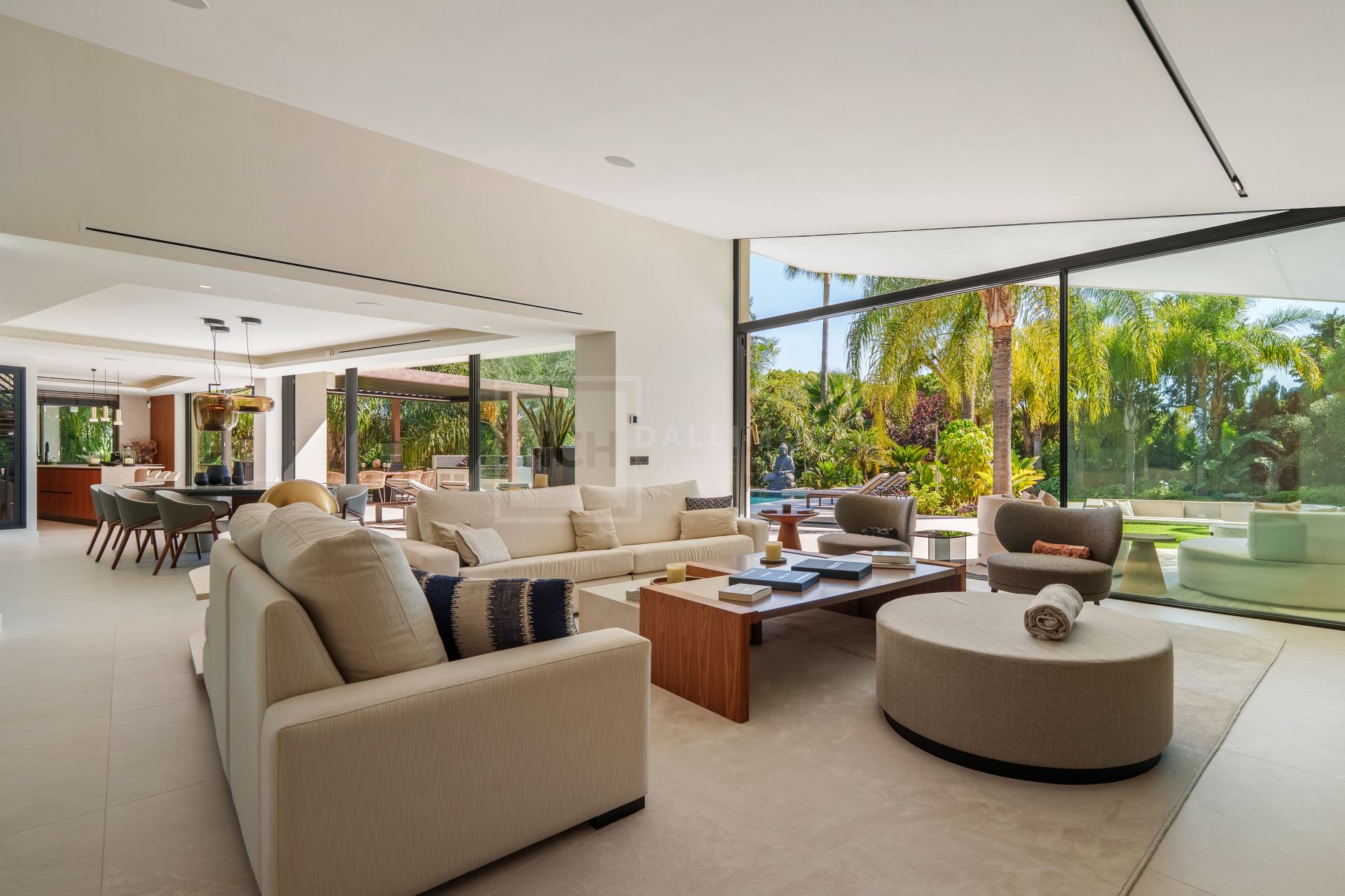 MARBELLA EAST CONTEMPORARY VILLA WITH INFINITY POOL AND SEAMLESS INDOOR–OUTDOOR LIVING