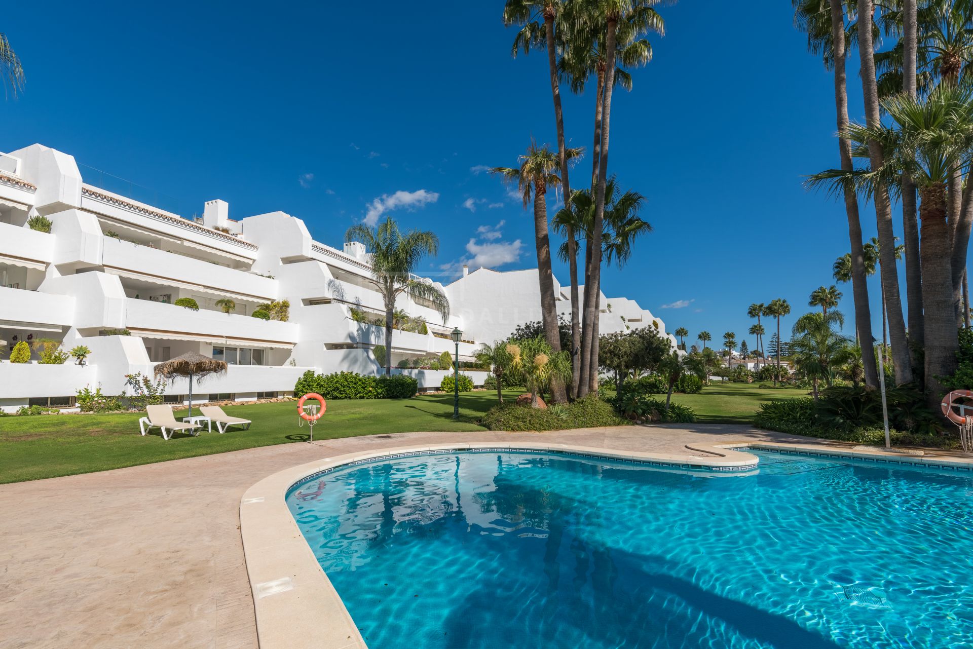UNIQUE SEA VIEW APARTMENT LOCATED IN BAHIA REAL MARBELLA