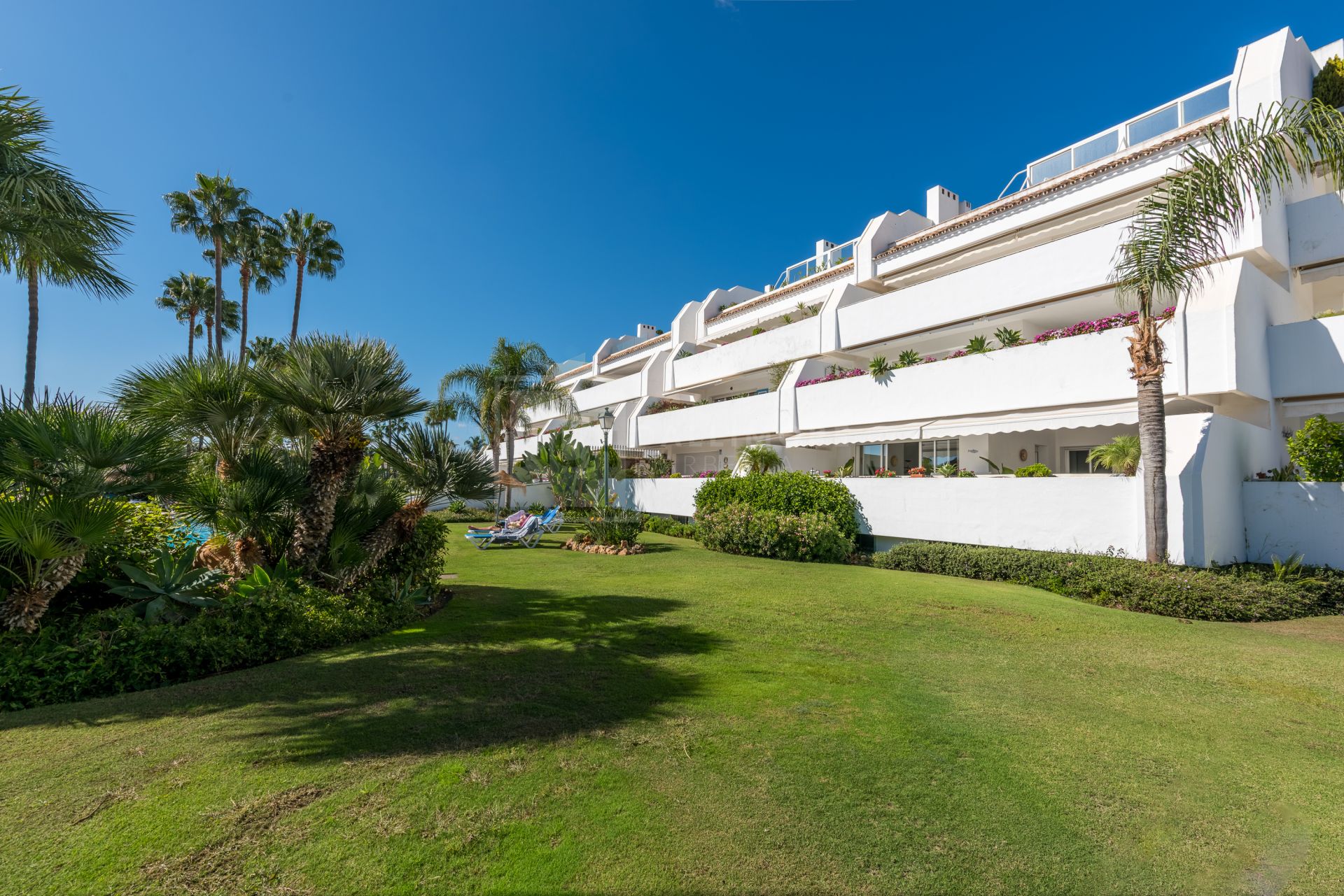 UNIQUE SEA VIEW APARTMENT LOCATED IN BAHIA REAL MARBELLA