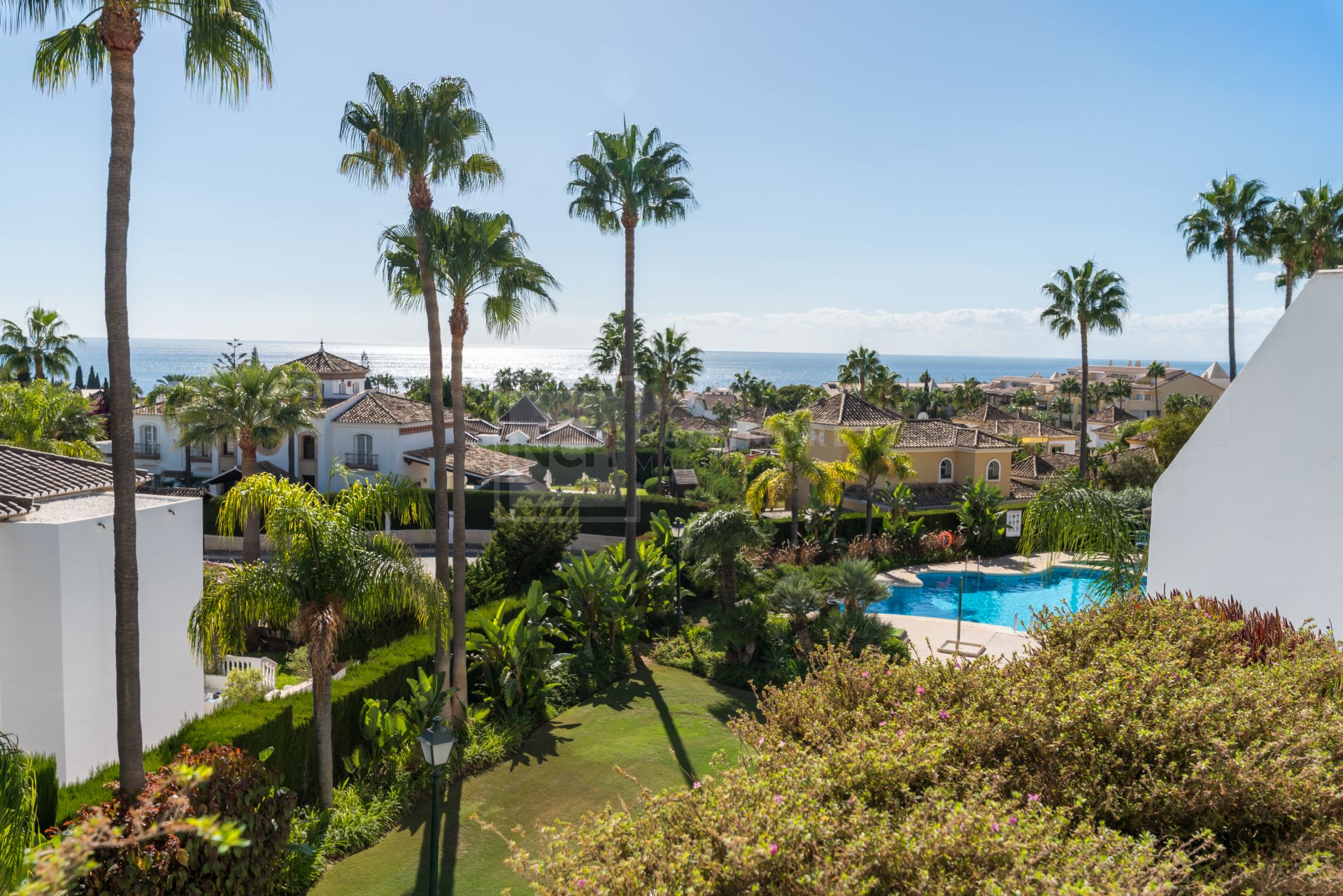 UNIQUE SEA VIEW APARTMENT LOCATED IN BAHIA REAL MARBELLA