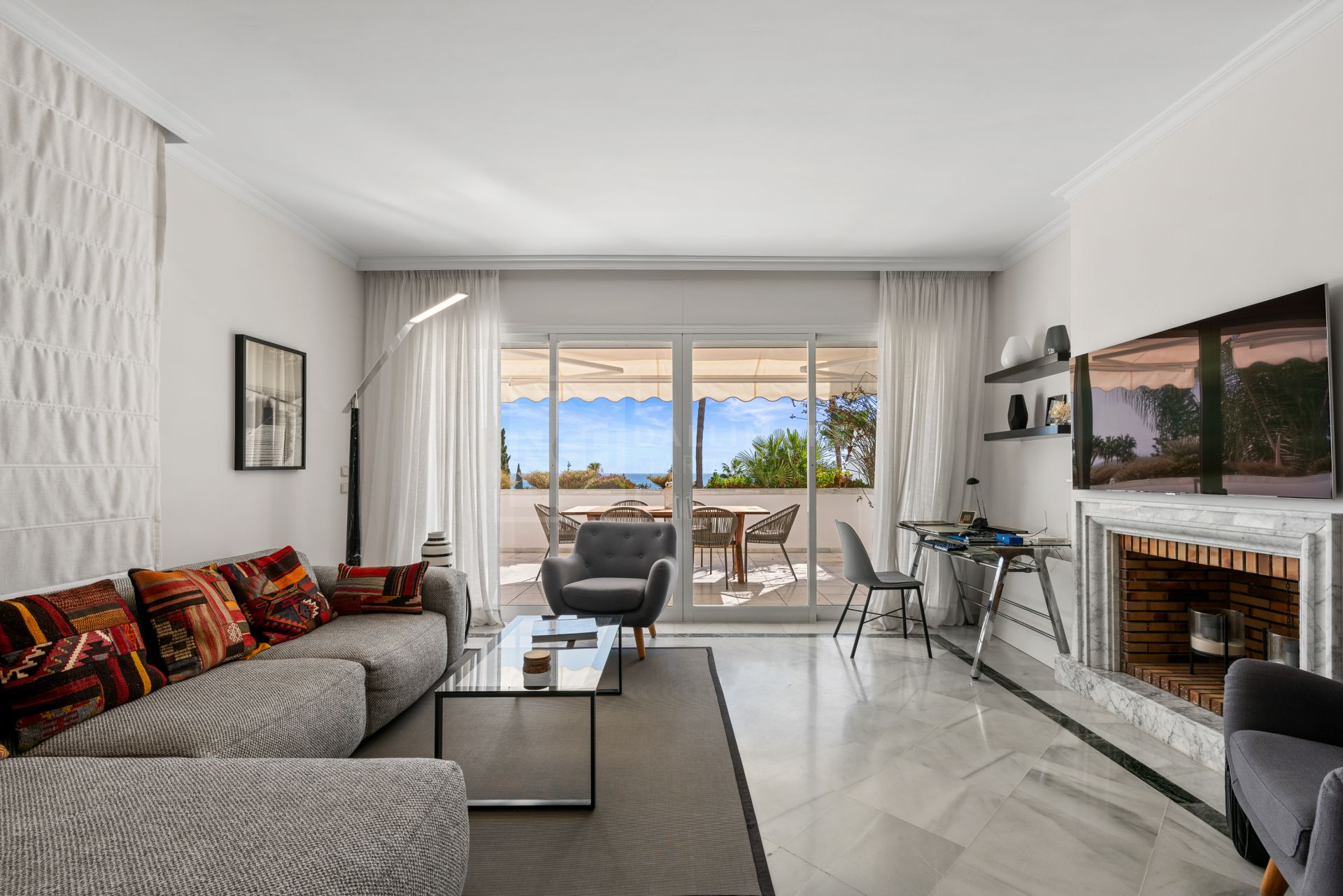 UNIQUE SEA VIEW APARTMENT LOCATED IN BAHIA REAL MARBELLA