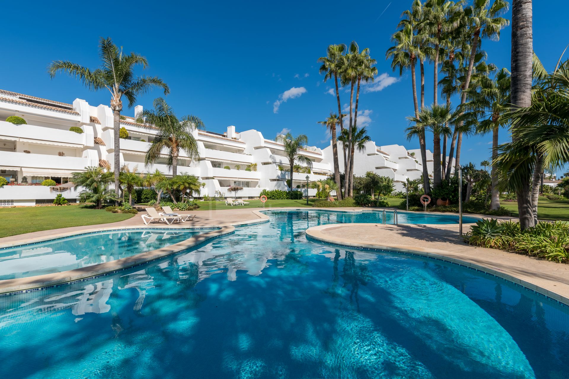UNIQUE SEA VIEW APARTMENT LOCATED IN BAHIA REAL MARBELLA
