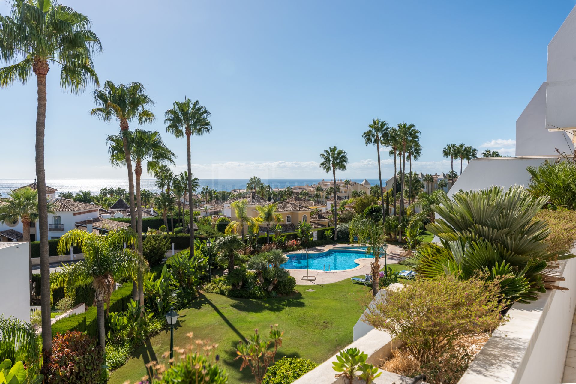 UNIQUE SEA VIEW APARTMENT LOCATED IN BAHIA REAL MARBELLA