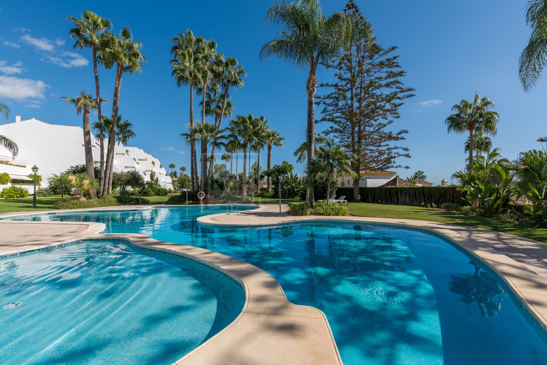 UNIQUE SEA VIEW APARTMENT LOCATED IN BAHIA REAL MARBELLA
