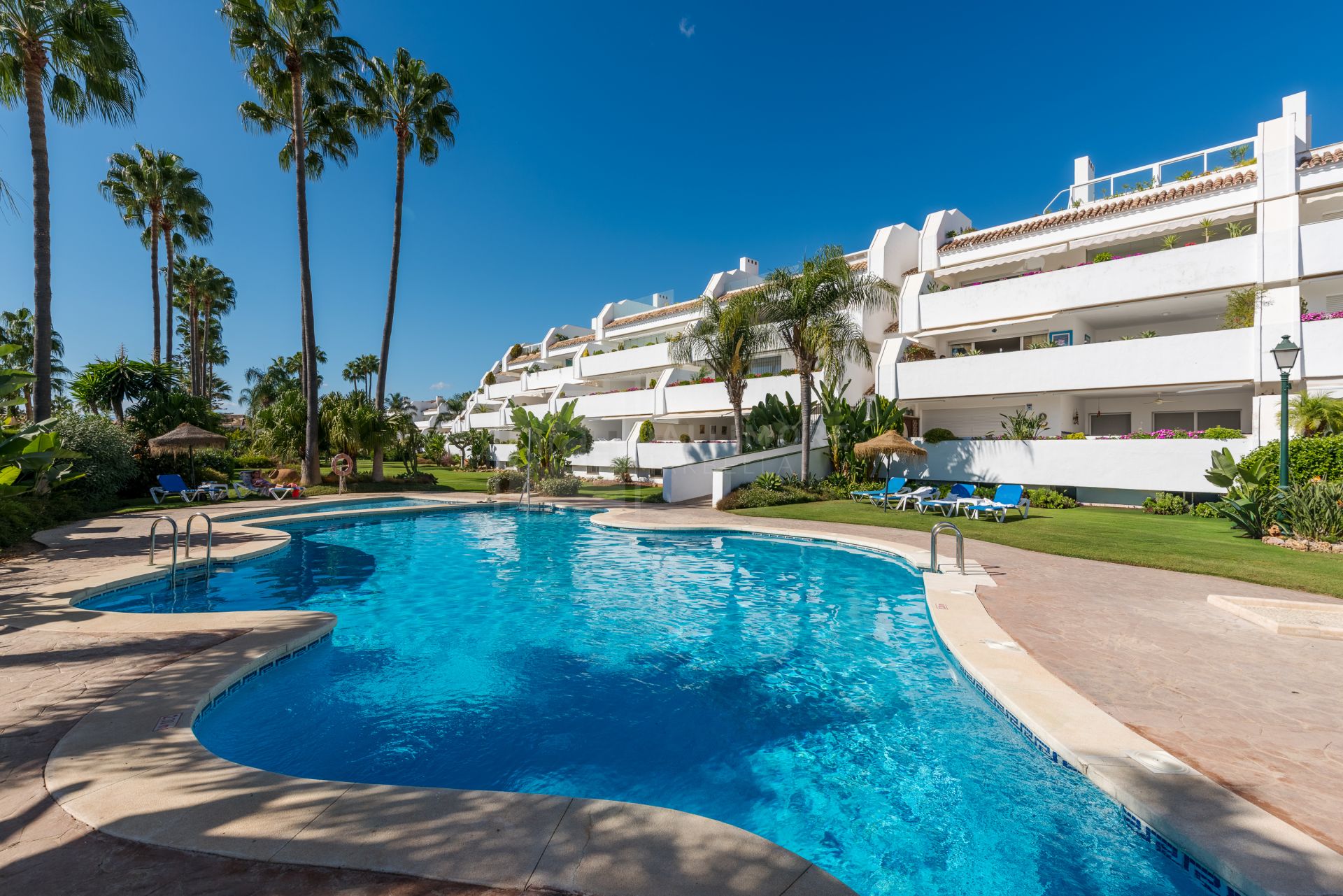 UNIQUE SEA VIEW APARTMENT LOCATED IN BAHIA REAL MARBELLA