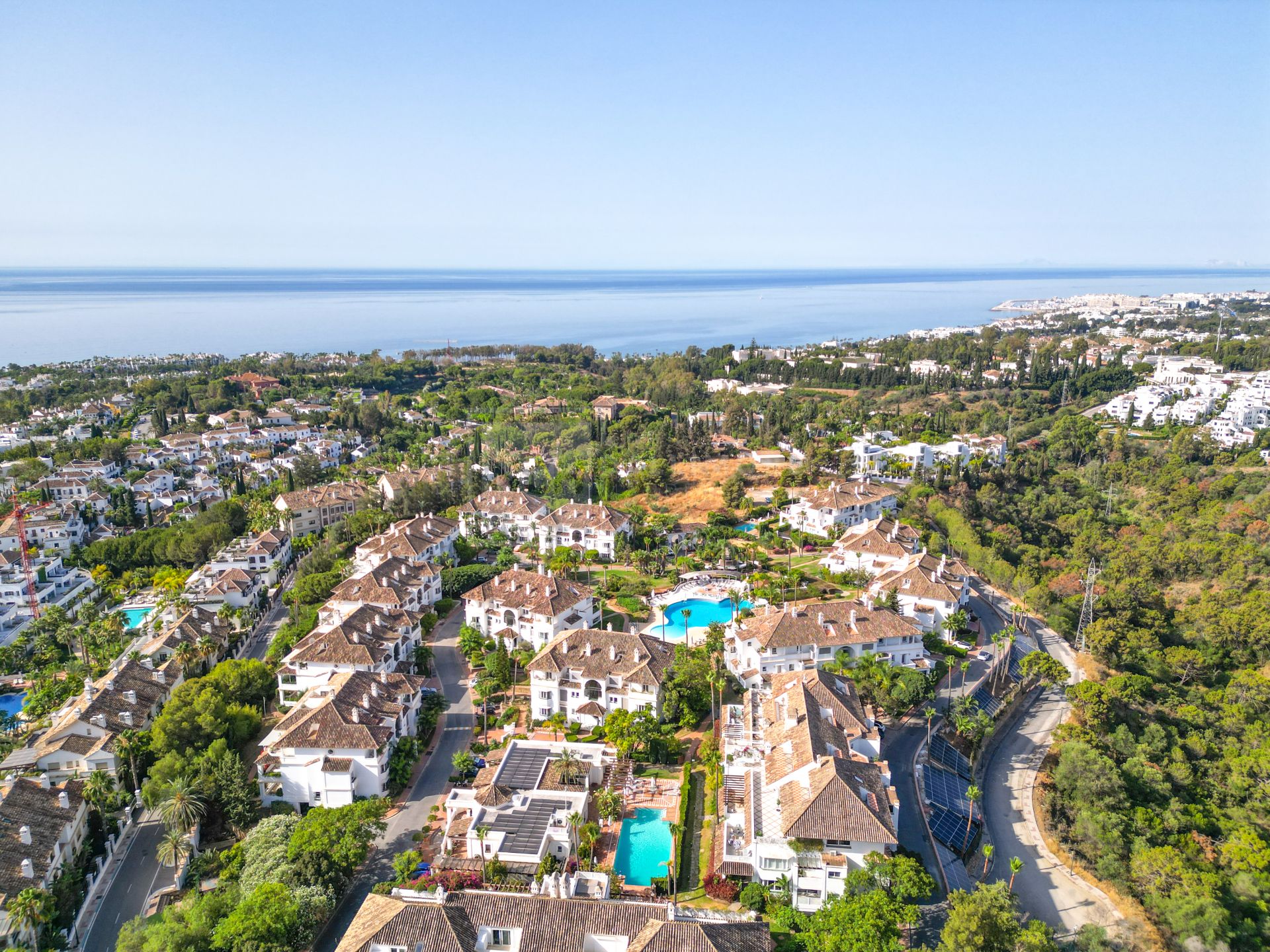 Maravilloso ático dúplex orientado al sureste en la exclusiva y cerrada comunidad de Monte Paraíso en la Milla de Oro