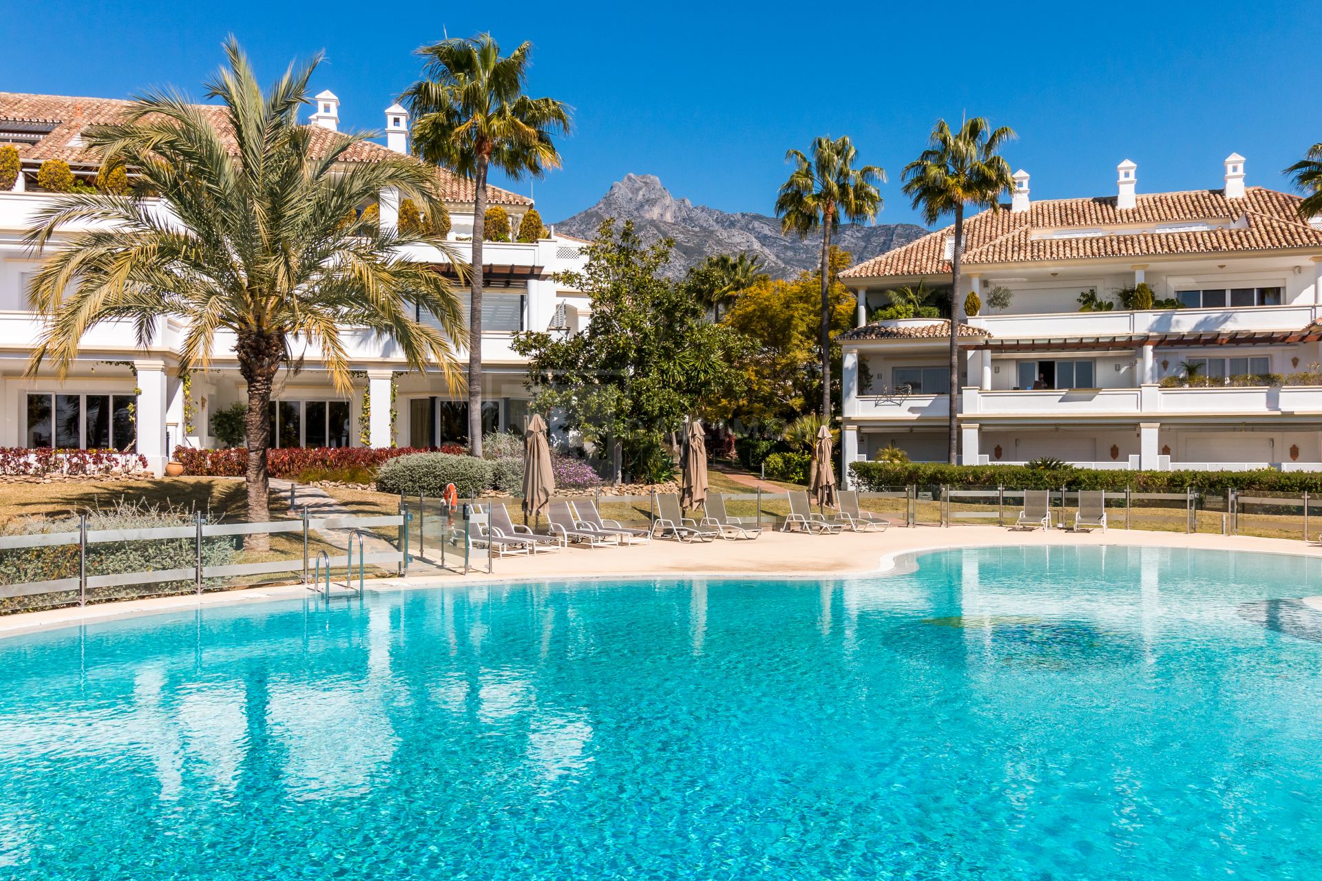 Maravilloso ático dúplex orientado al sureste en la exclusiva y cerrada comunidad de Monte Paraíso en la Milla de Oro