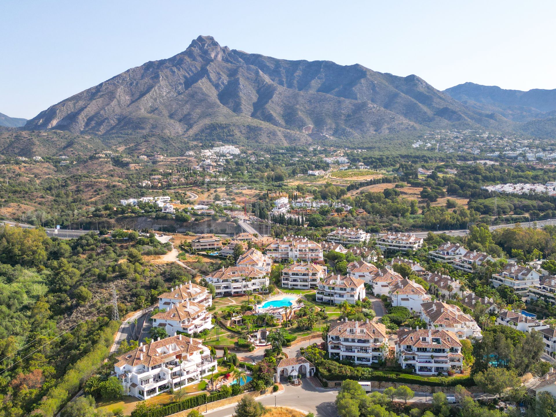 Maravilloso ático dúplex orientado al sureste en la exclusiva y cerrada comunidad de Monte Paraíso en la Milla de Oro
