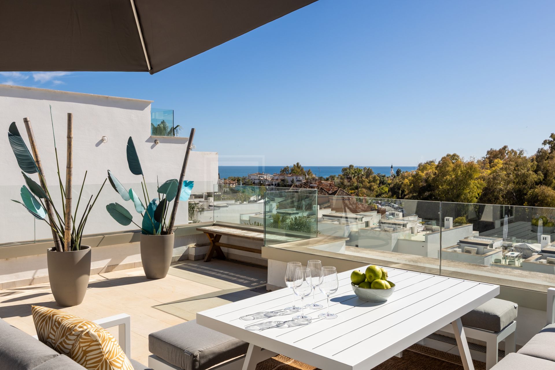 Elegant 3-Bedroom Townhouse with Panoramic Views Near Puerto Banús