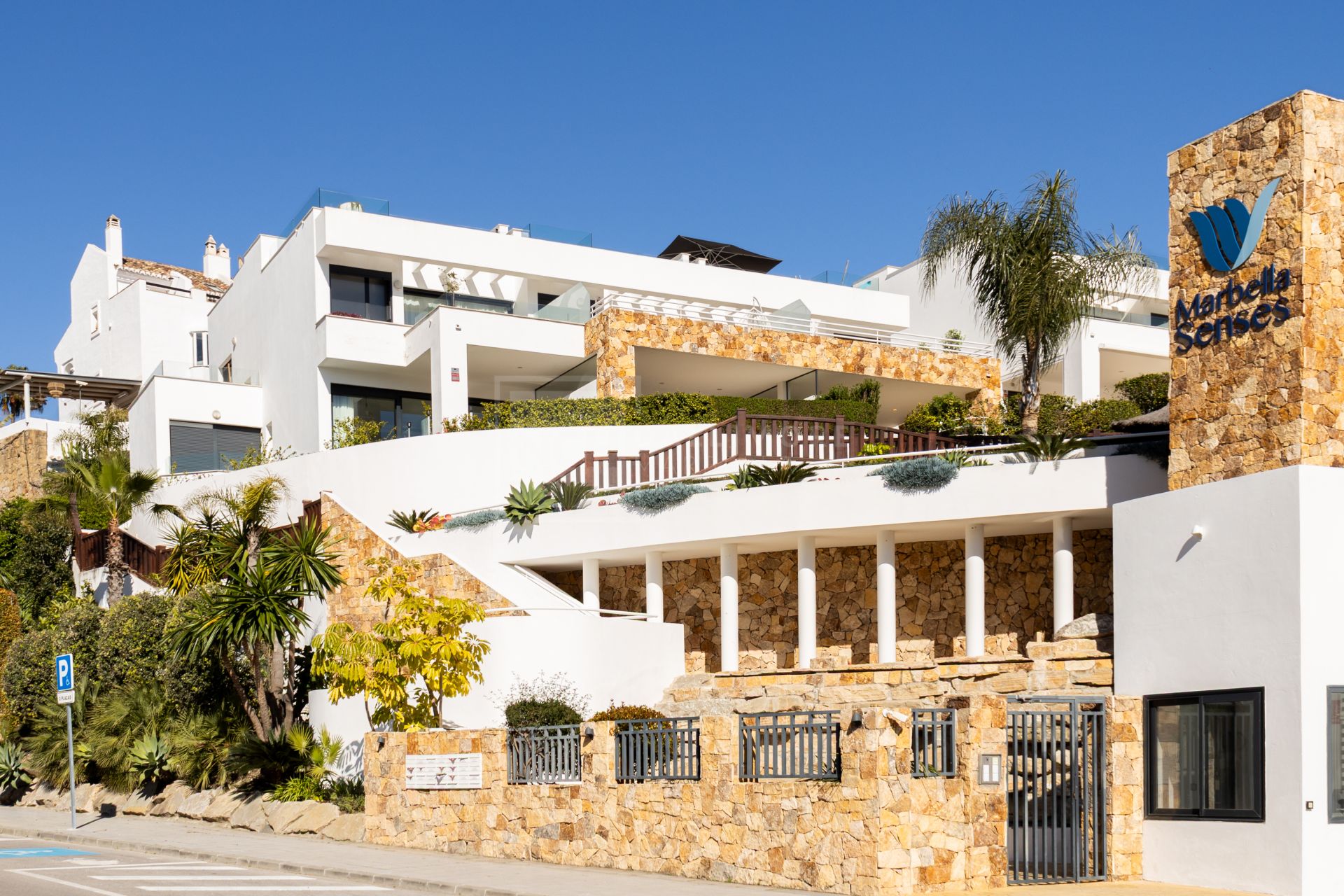Elegant 3-Bedroom Townhouse with Panoramic Views Near Puerto Banús