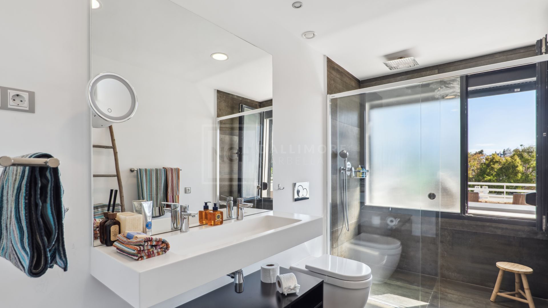 Elegant 3-Bedroom Townhouse with Panoramic Views Near Puerto Banús
