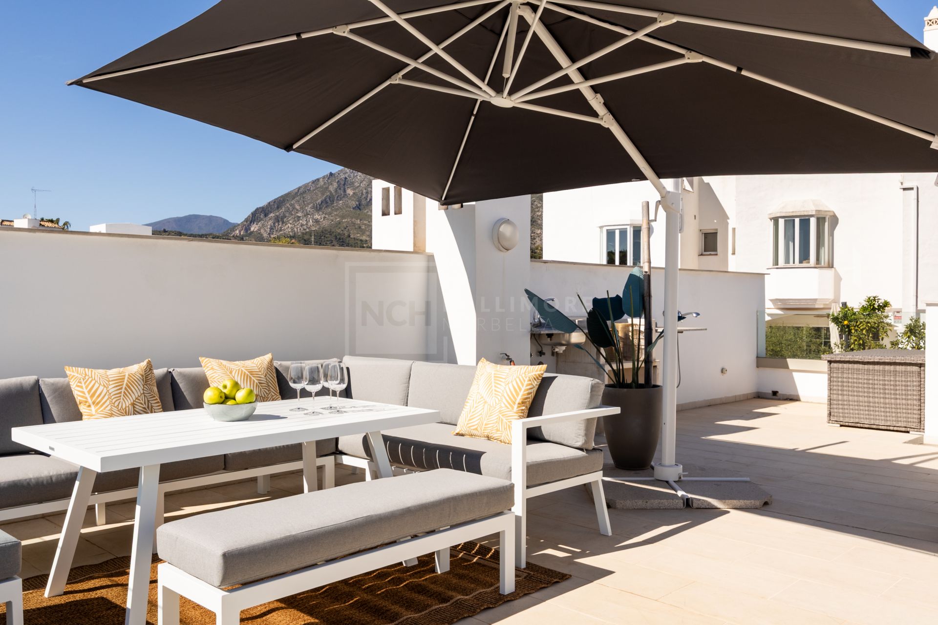 Elegant 3-Bedroom Townhouse with Panoramic Views Near Puerto Banús