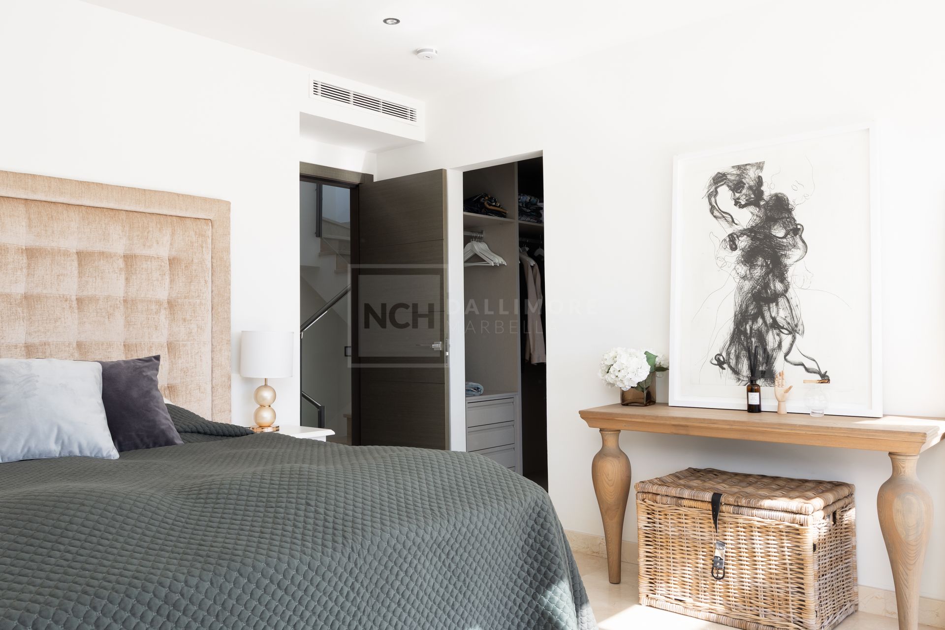 Elegant 3-Bedroom Townhouse with Panoramic Views Near Puerto Banús