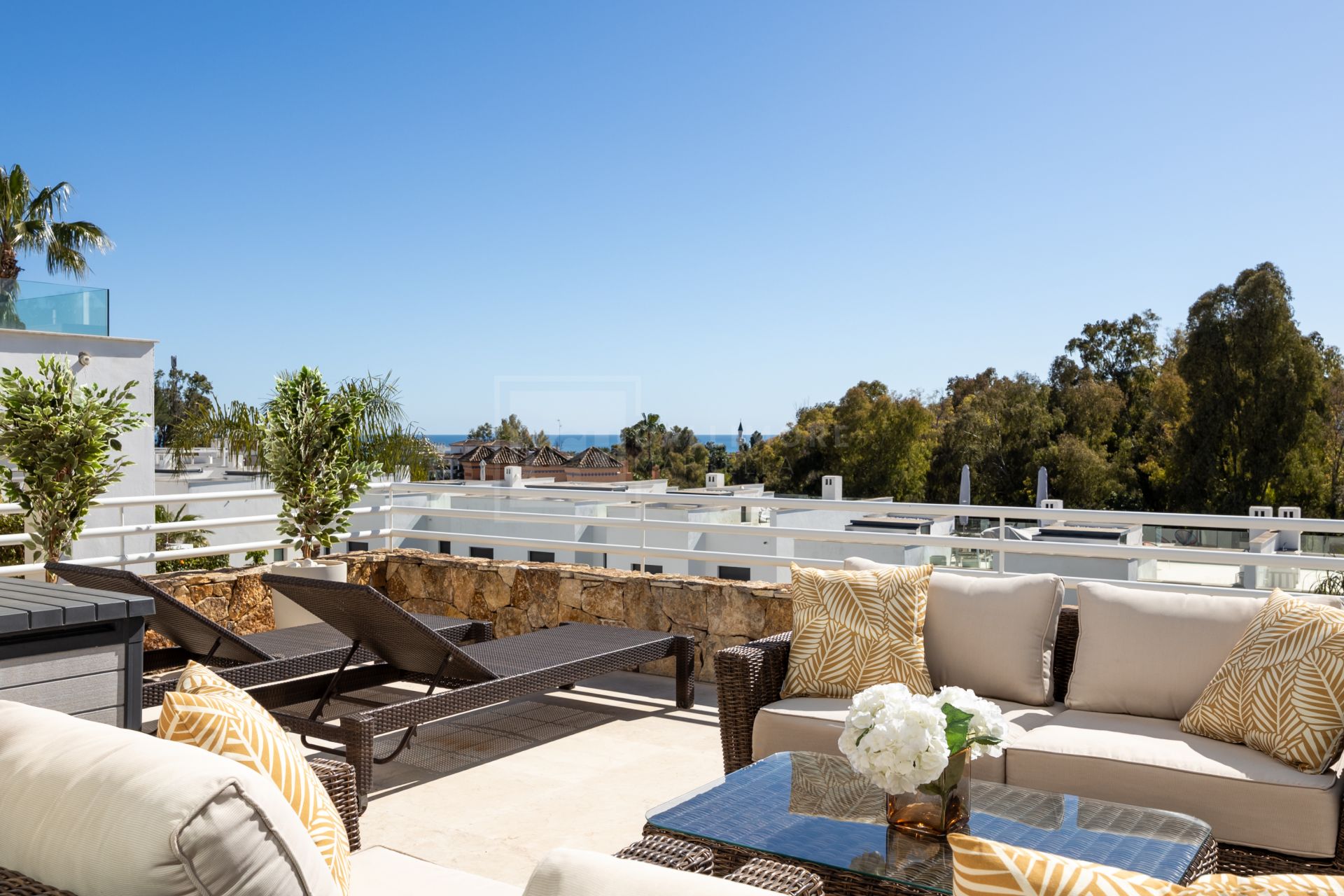 Elegant 3-Bedroom Townhouse with Panoramic Views Near Puerto Banús