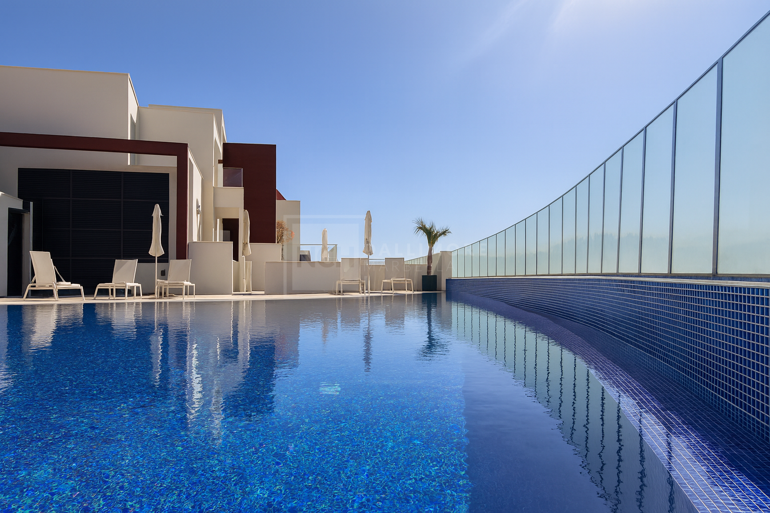 Lujoso Dúplex con Piscina Privada y Vistas Panorámicas – La Alborada, Benahavís.