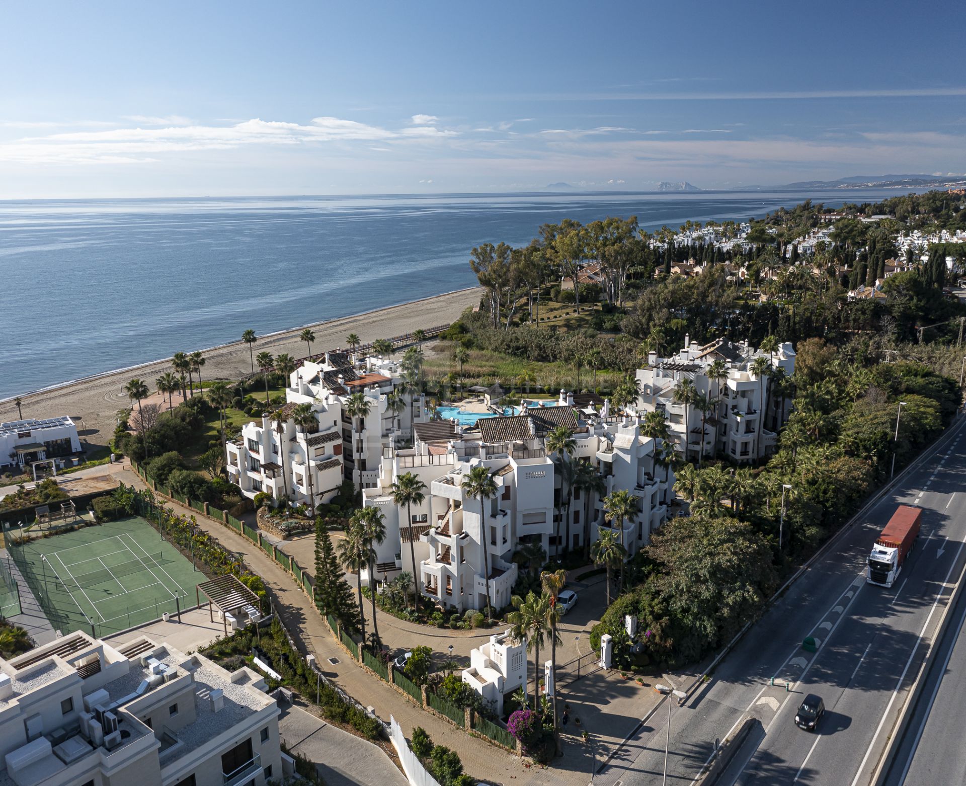 Apartamento de 3 dormitorios en primera línea de playa en Estepona