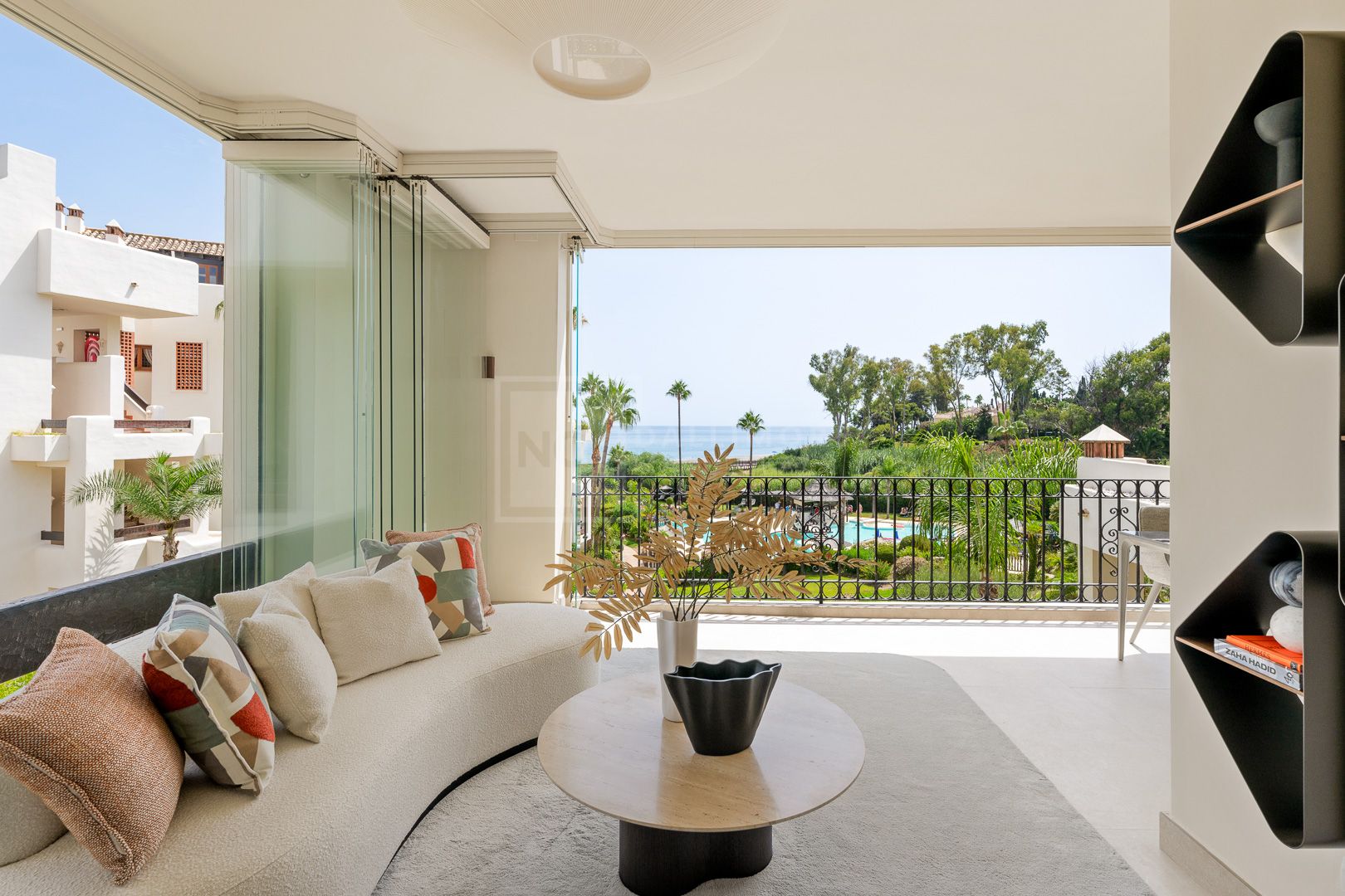 Apartamento de 3 dormitorios en primera línea de playa en Estepona