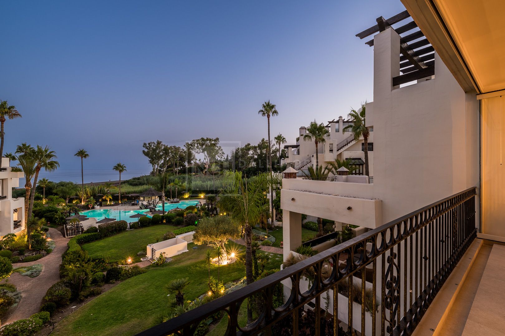 Apartamento de 3 dormitorios en primera línea de playa en Estepona