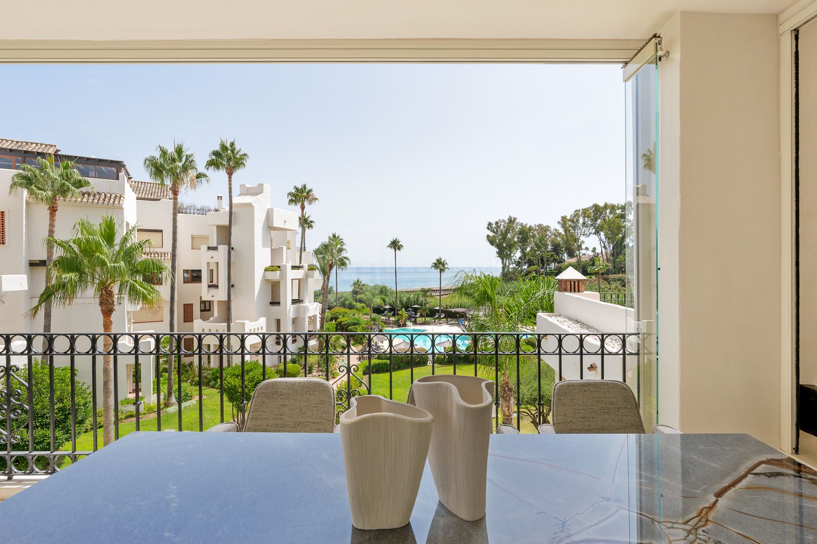 Apartamento de 3 dormitorios en primera línea de playa en Estepona