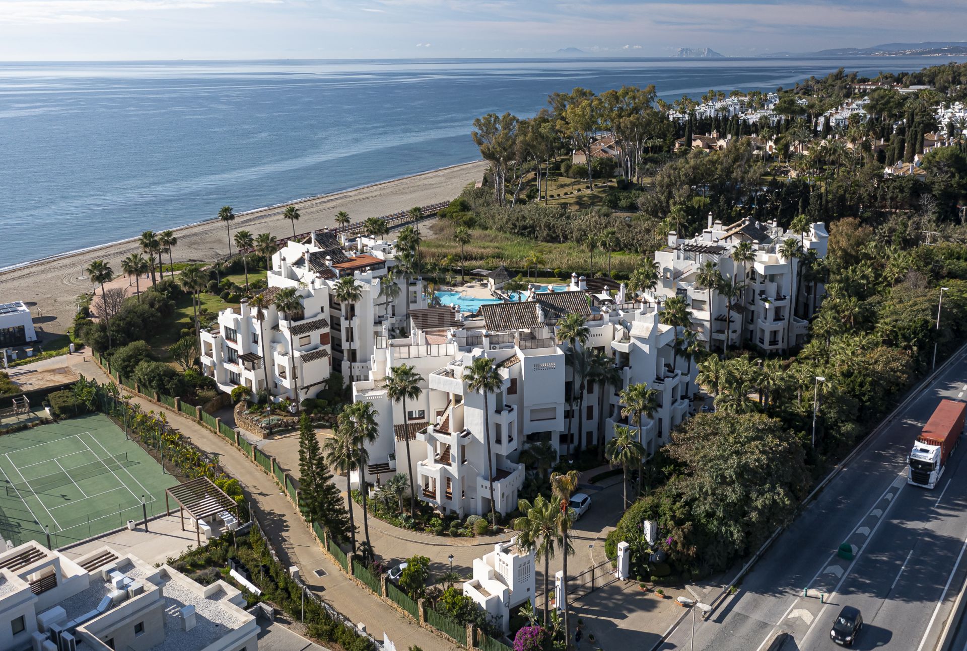 Apartamento de 3 dormitorios en primera línea de playa en Estepona