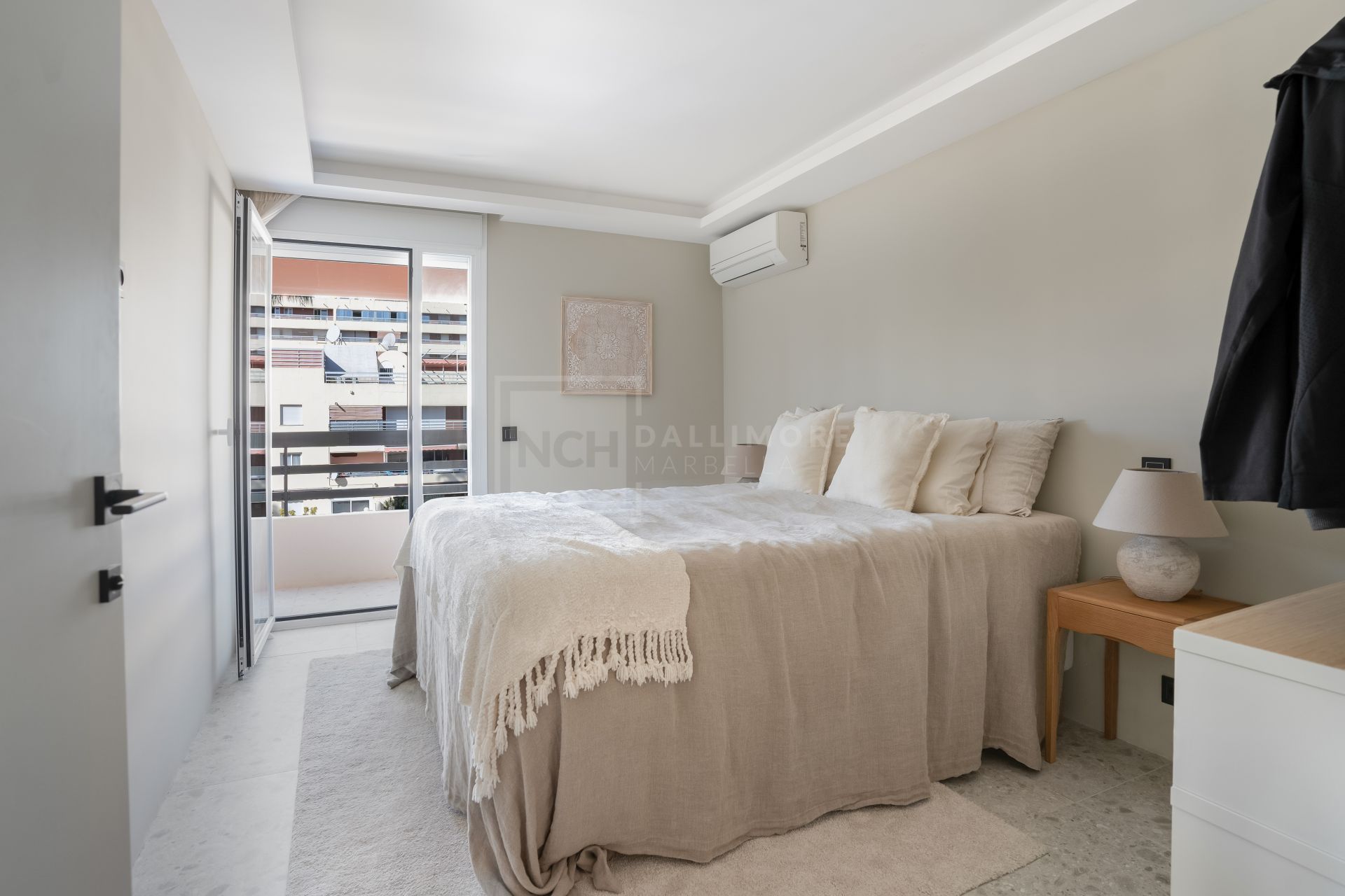 Ático en el Centro de Marbella – Piscina Privada en la Azotea y Vistas a La Concha