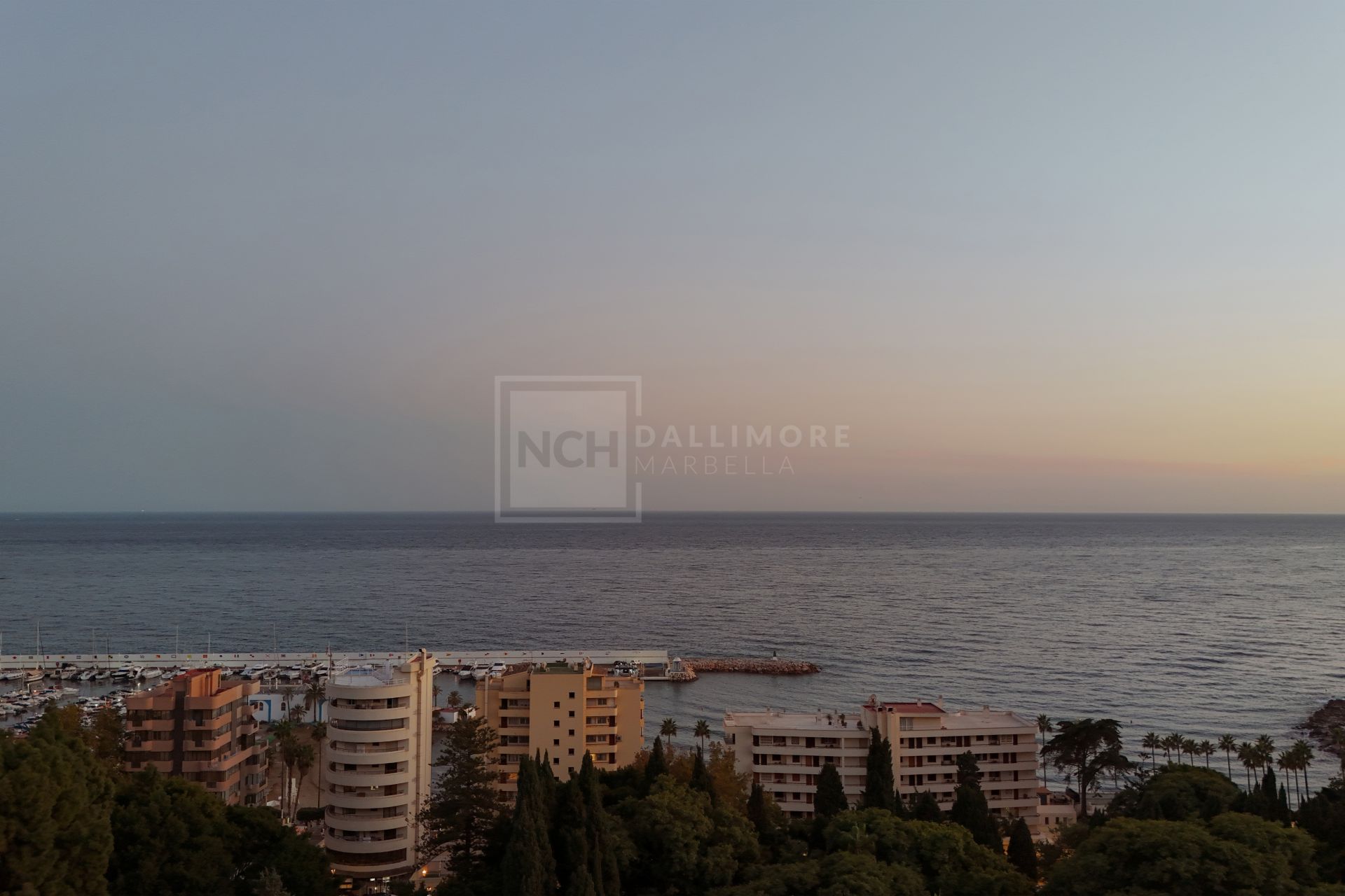 Ático en el Centro de Marbella – Piscina Privada en la Azotea y Vistas a La Concha