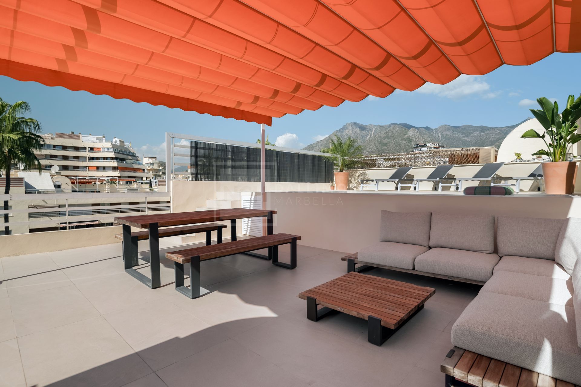 Ático en el Centro de Marbella – Piscina Privada en la Azotea y Vistas a La Concha