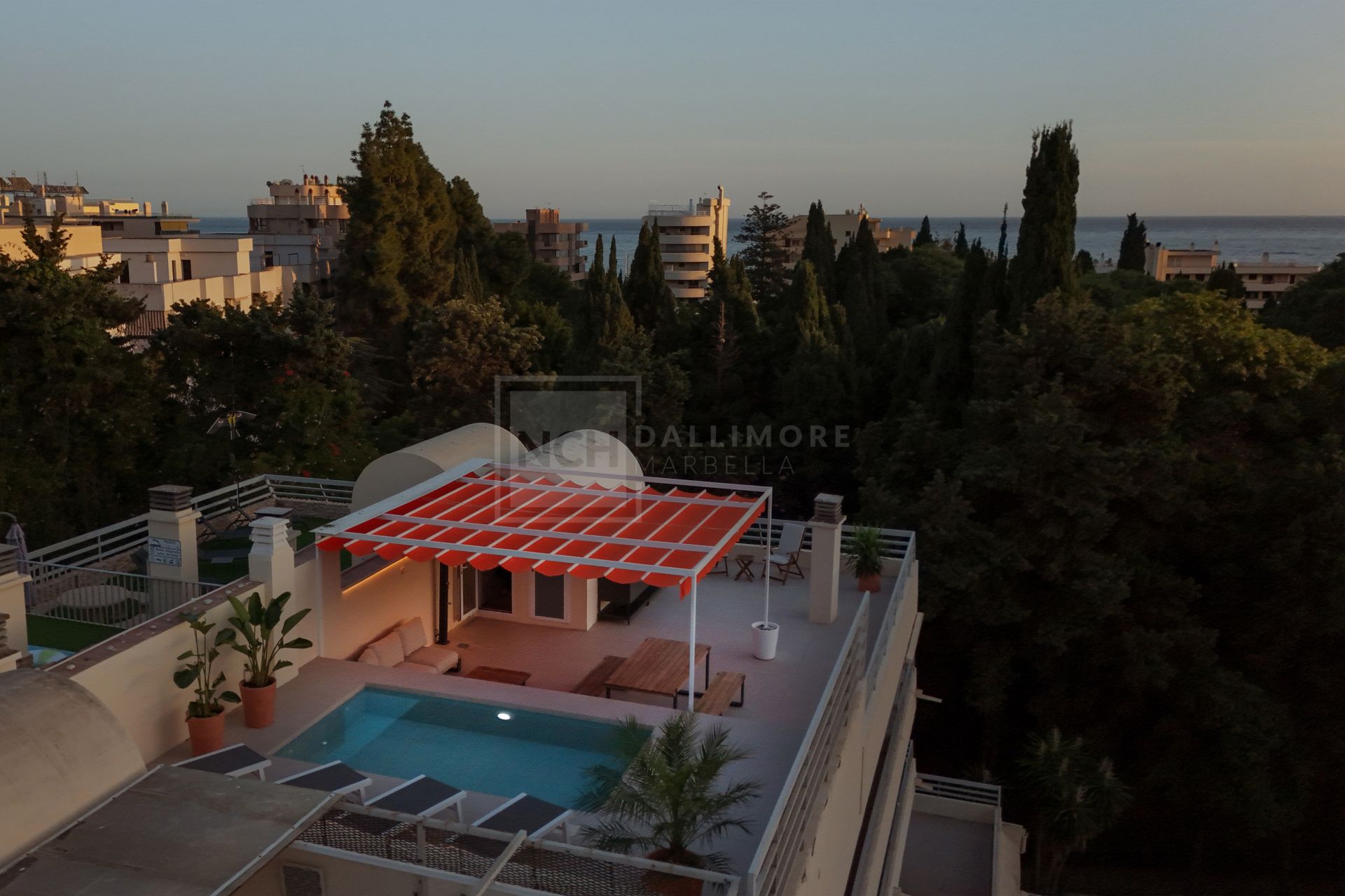 Ático en el Centro de Marbella – Piscina Privada en la Azotea y Vistas a La Concha