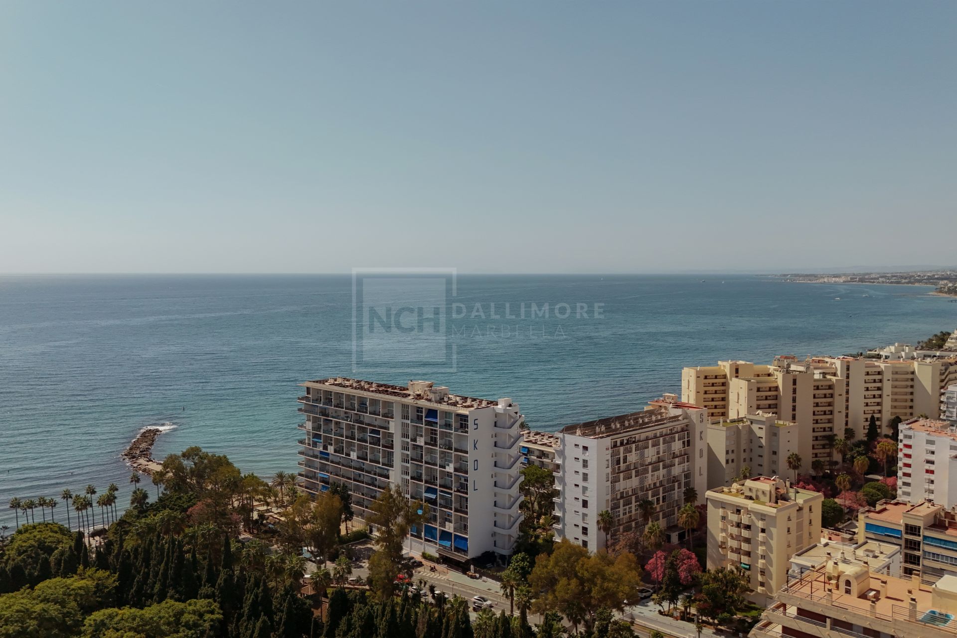 Ático en el Centro de Marbella – Piscina Privada en la Azotea y Vistas a La Concha