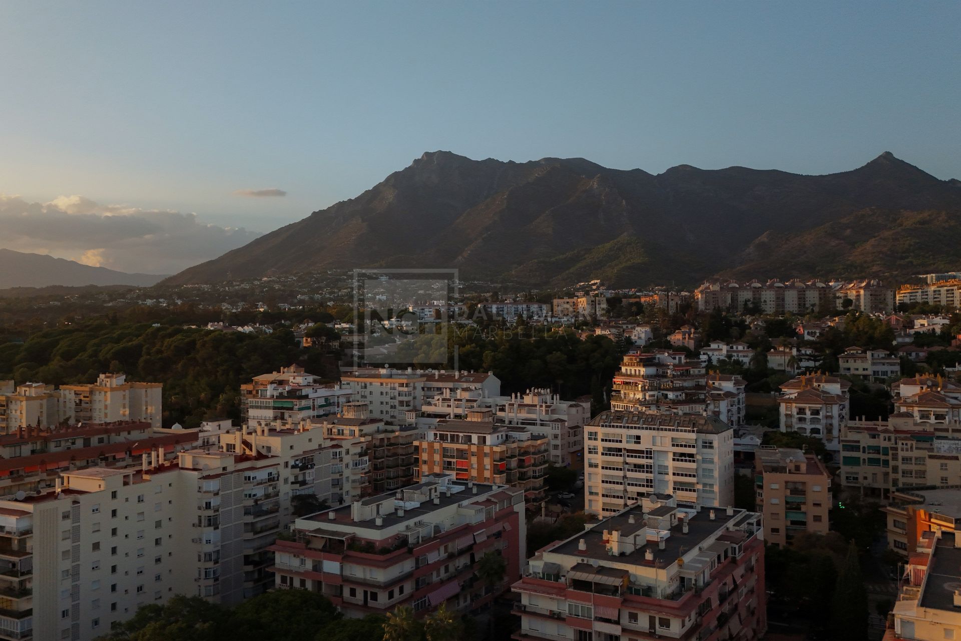 Ático en el Centro de Marbella – Piscina Privada en la Azotea y Vistas a La Concha