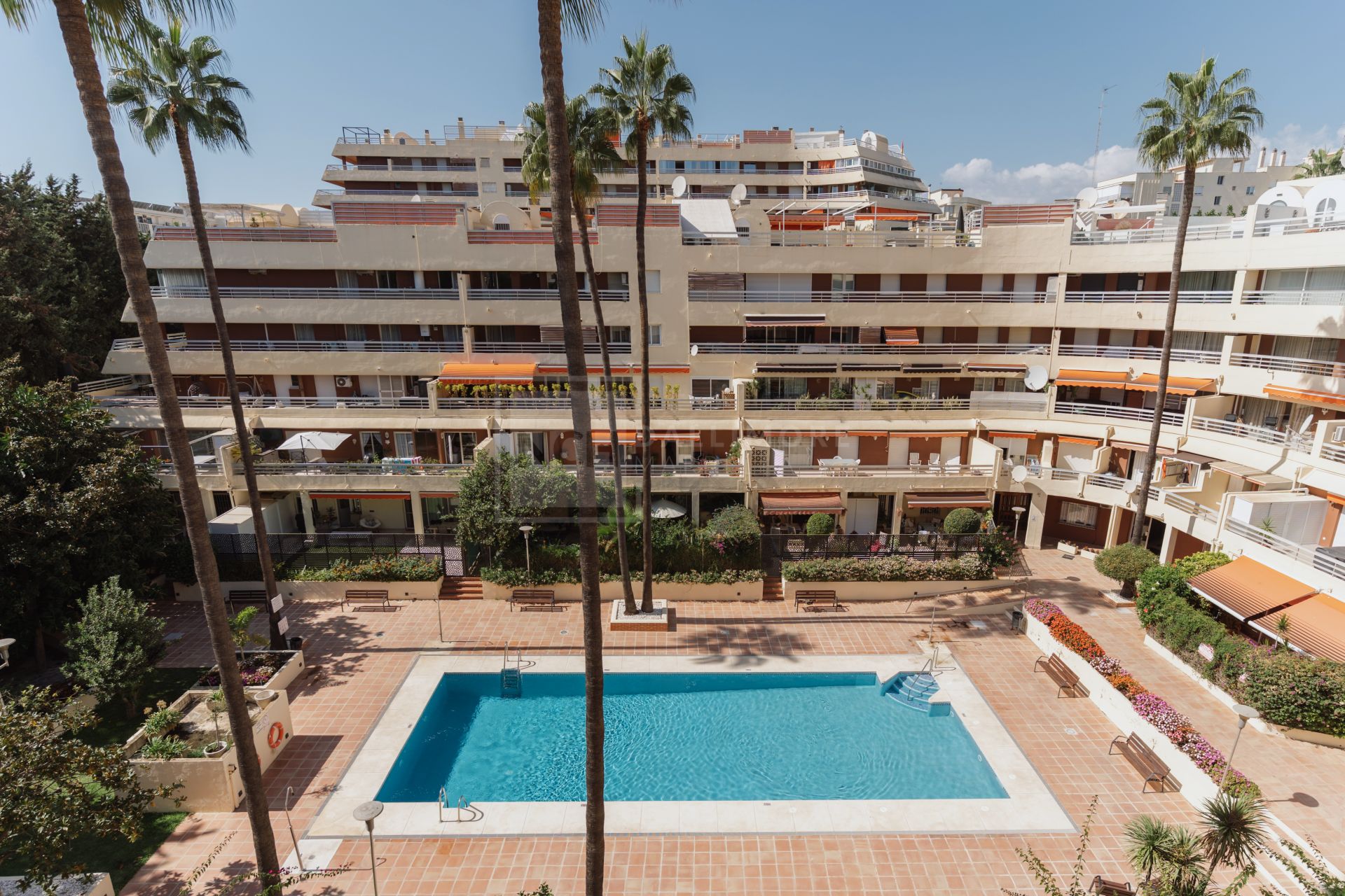 Ático en el Centro de Marbella – Piscina Privada en la Azotea y Vistas a La Concha